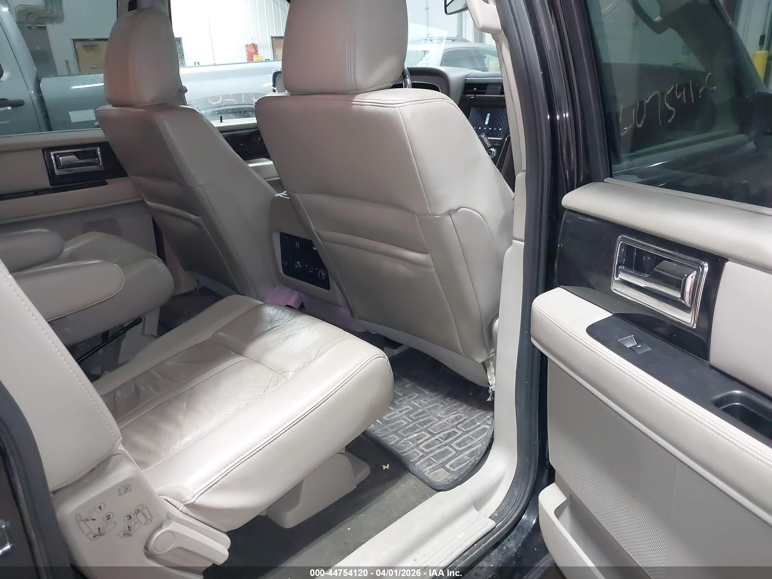 LINCOLN NAVIGATOR image 8