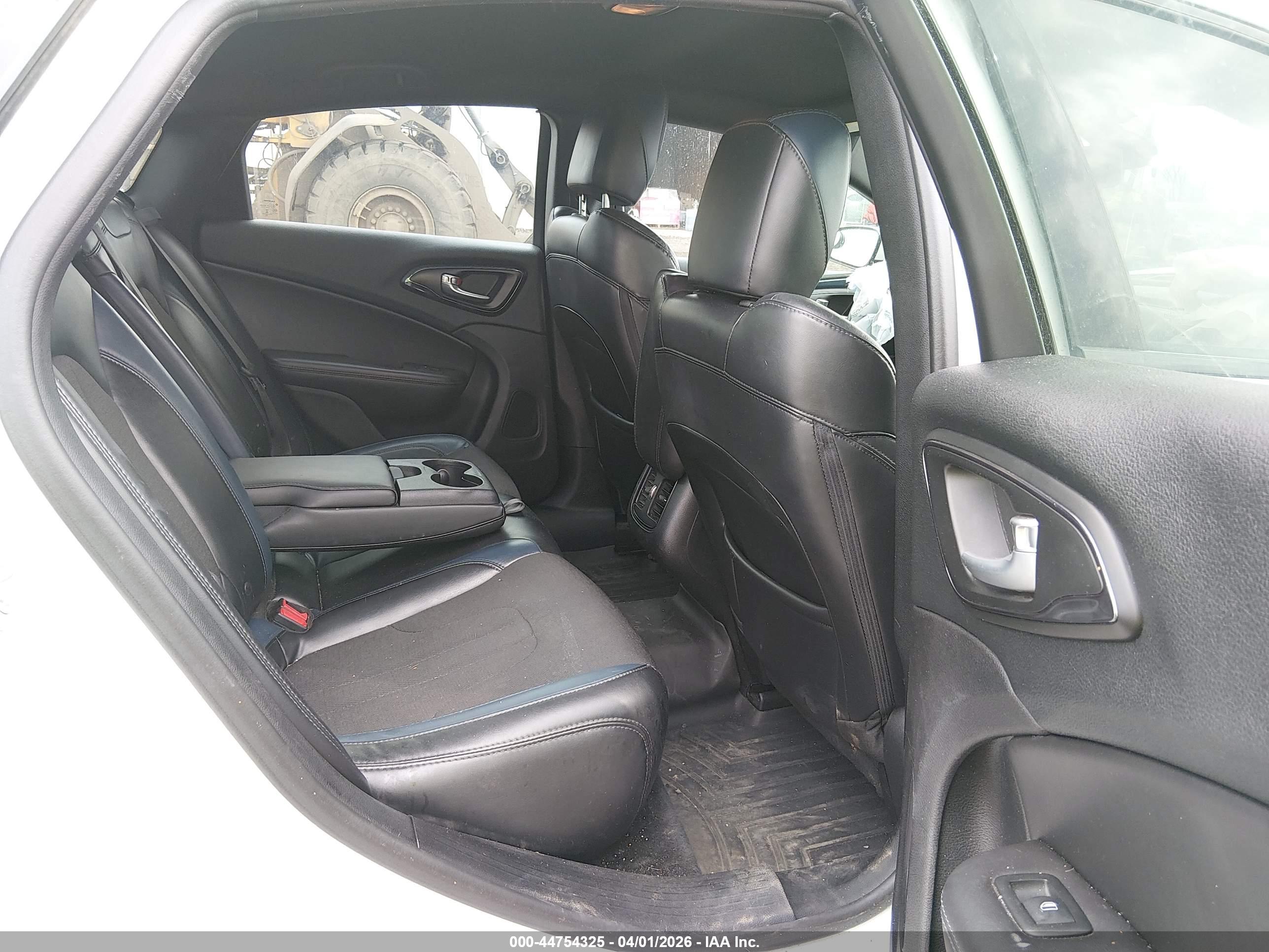 CHRYSLER 200 image 8