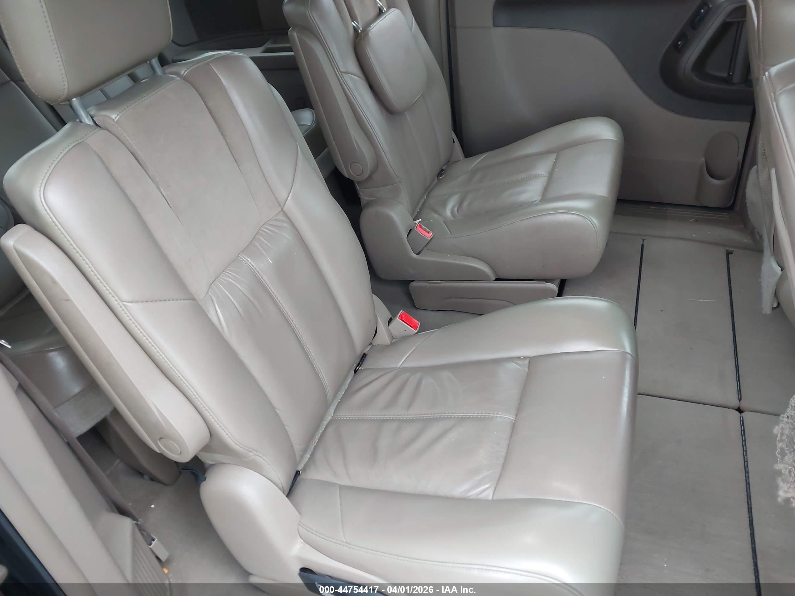 CHRYSLER TOWN image 8