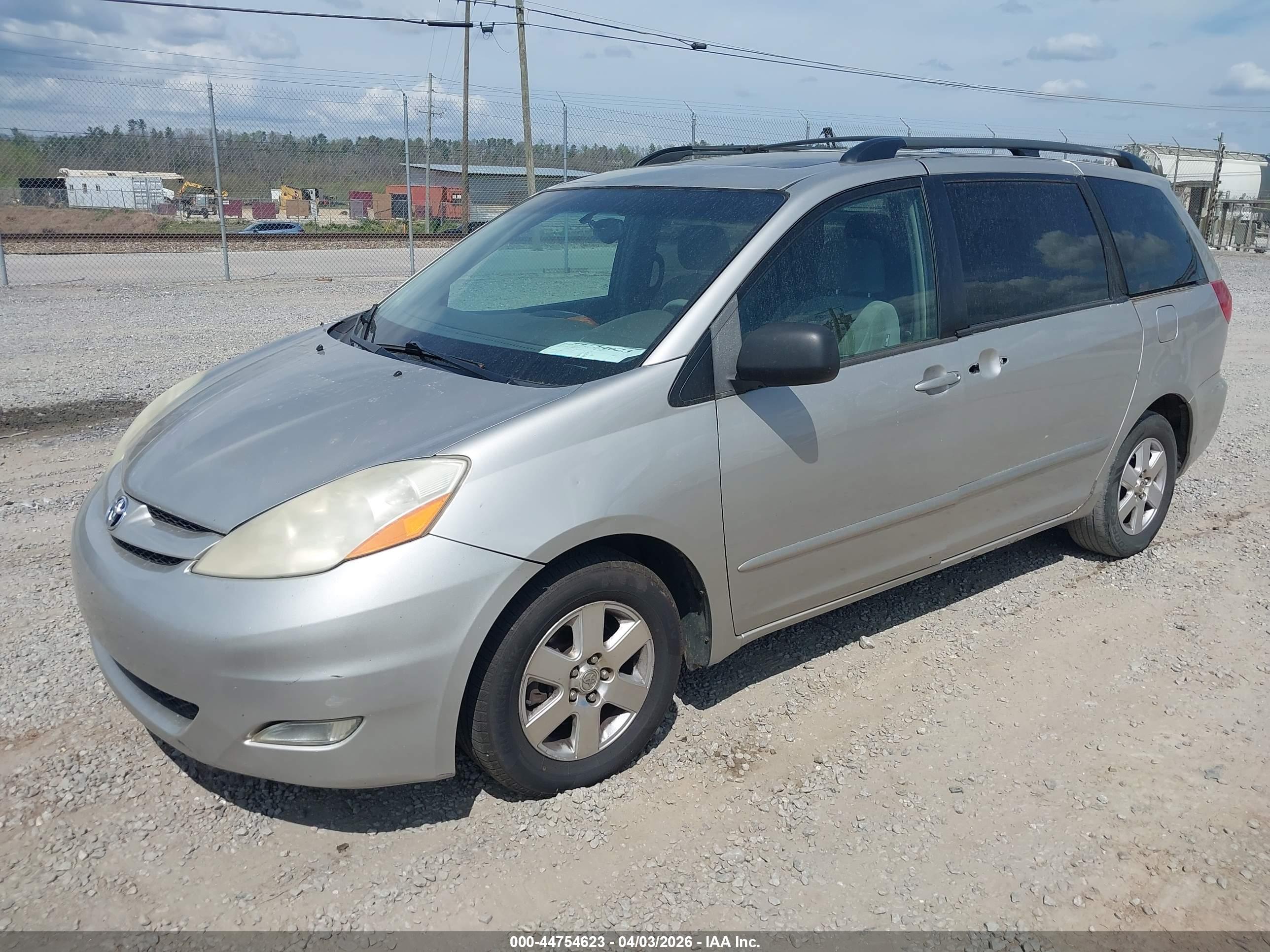 TOYOTA SIENNA image 6