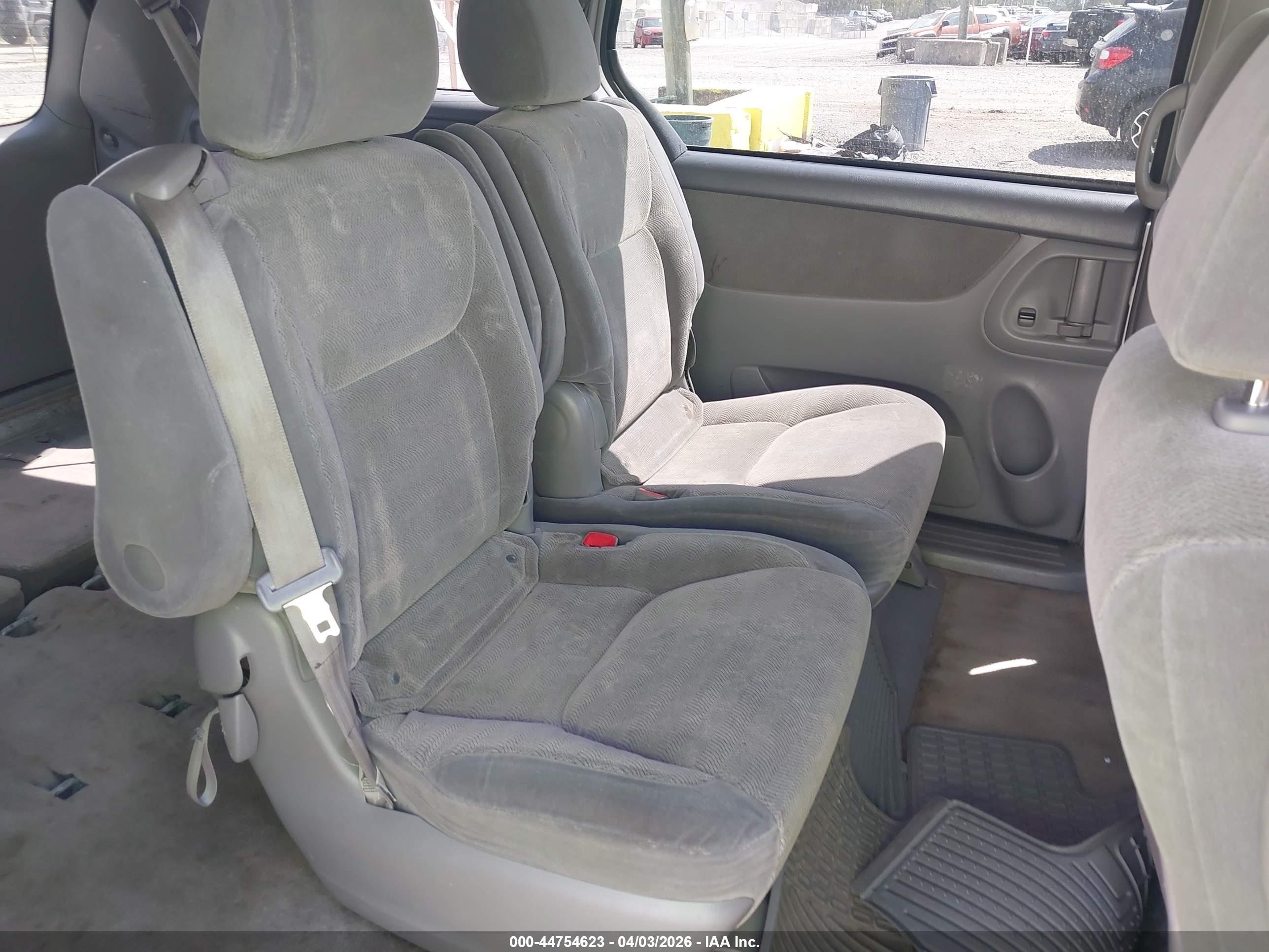 TOYOTA SIENNA image 8
