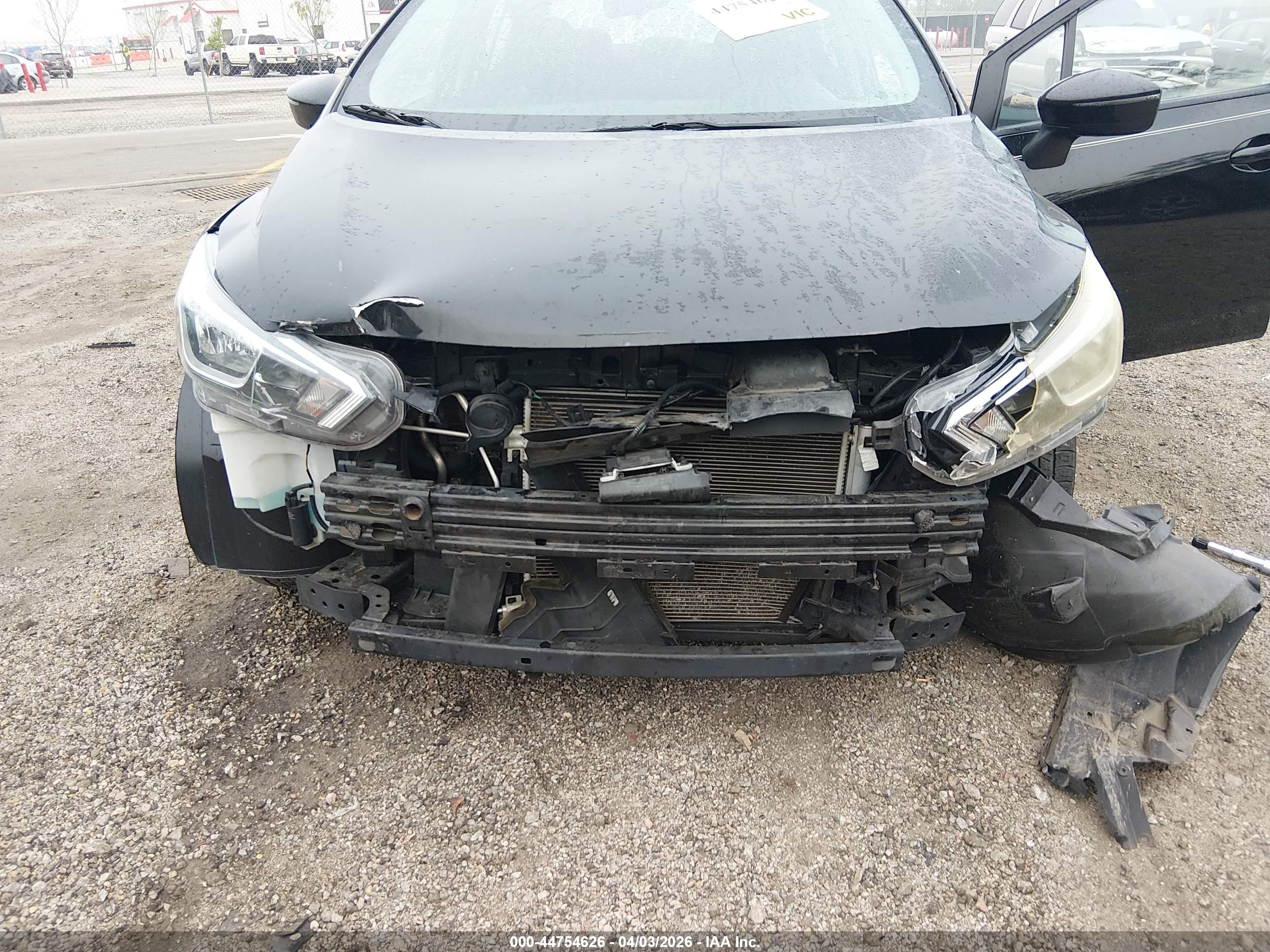 NISSAN VERSA image 6