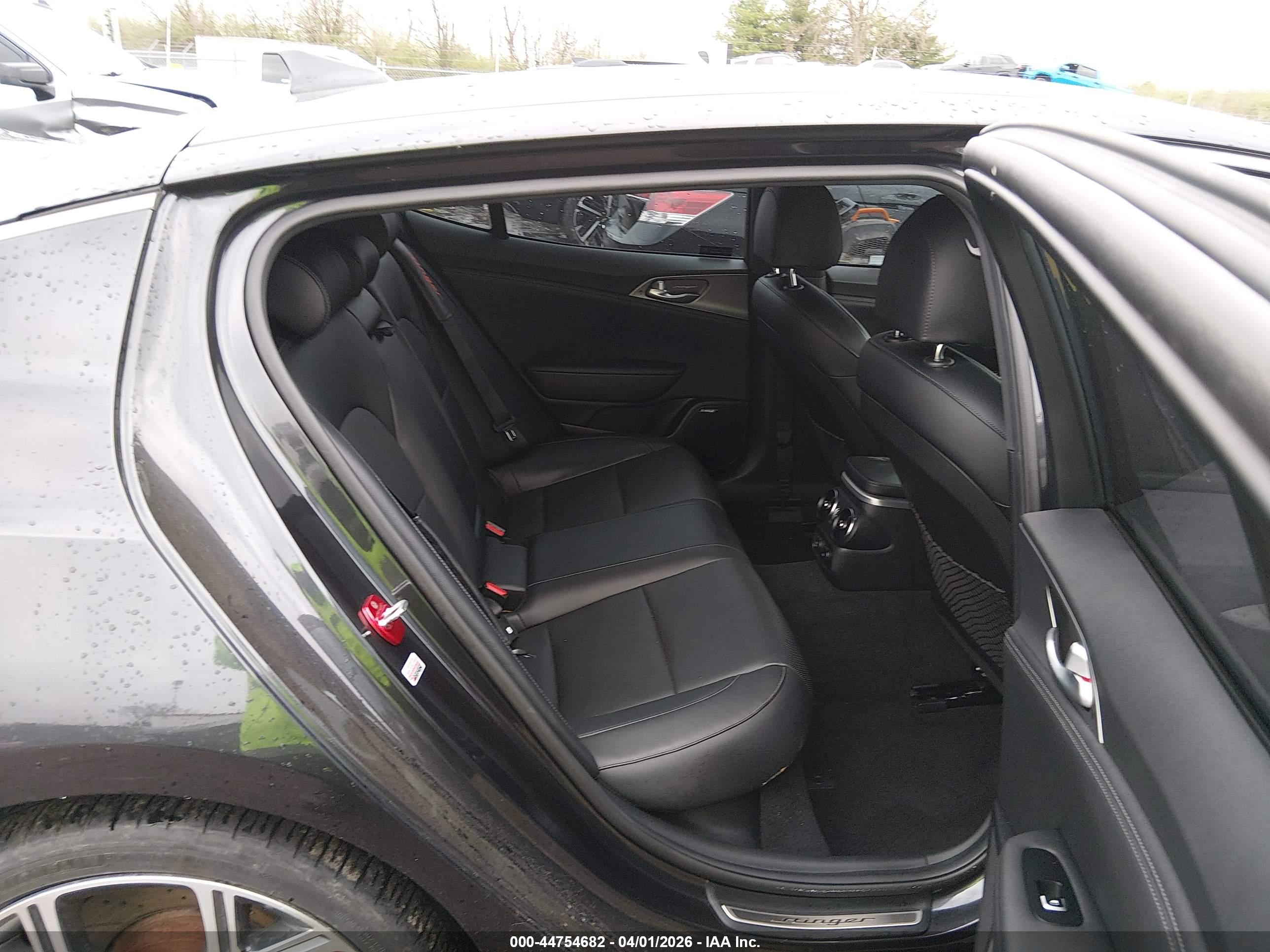KIA STINGER image 8