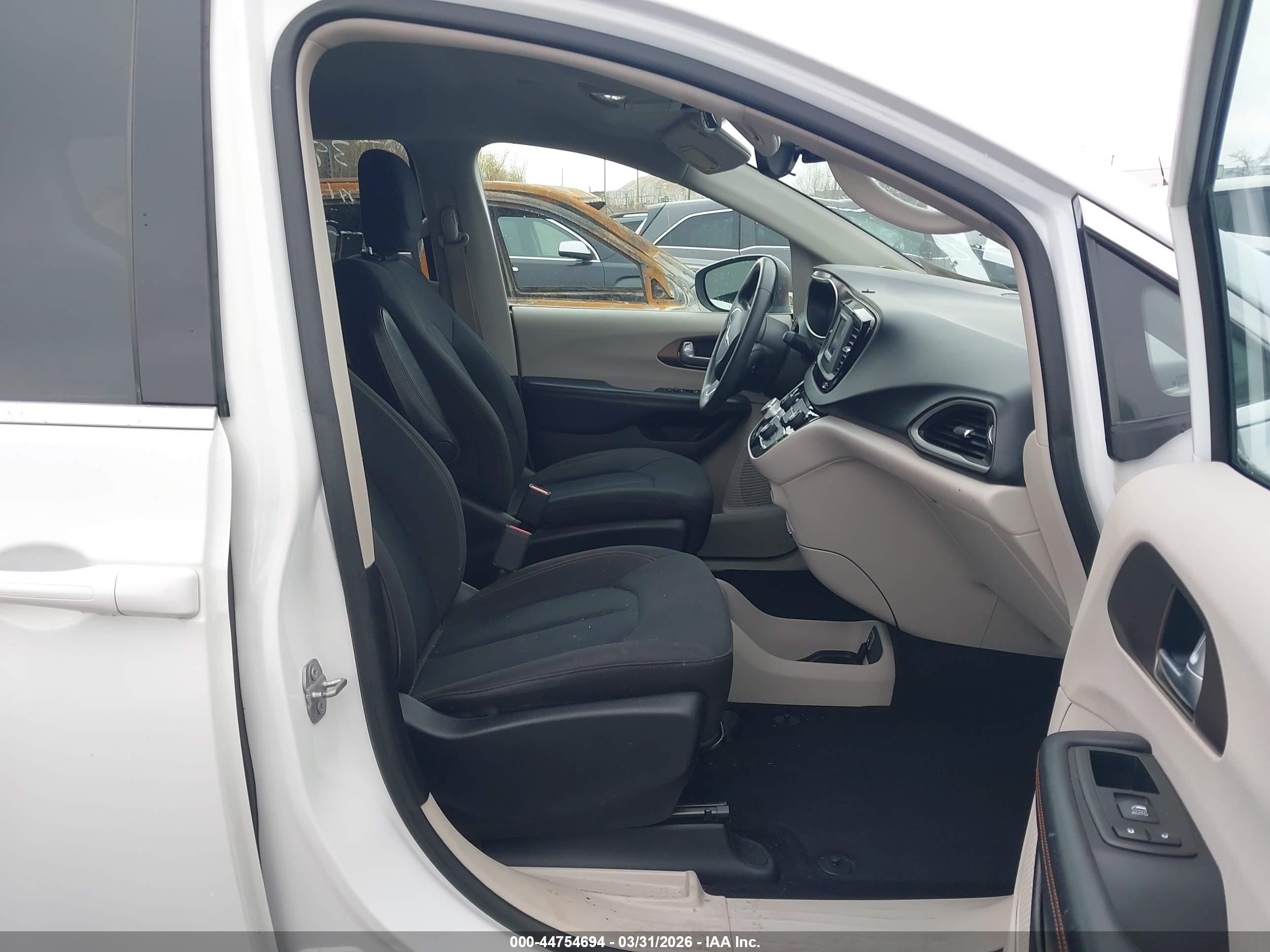 CHRYSLER PACIFICA image 5