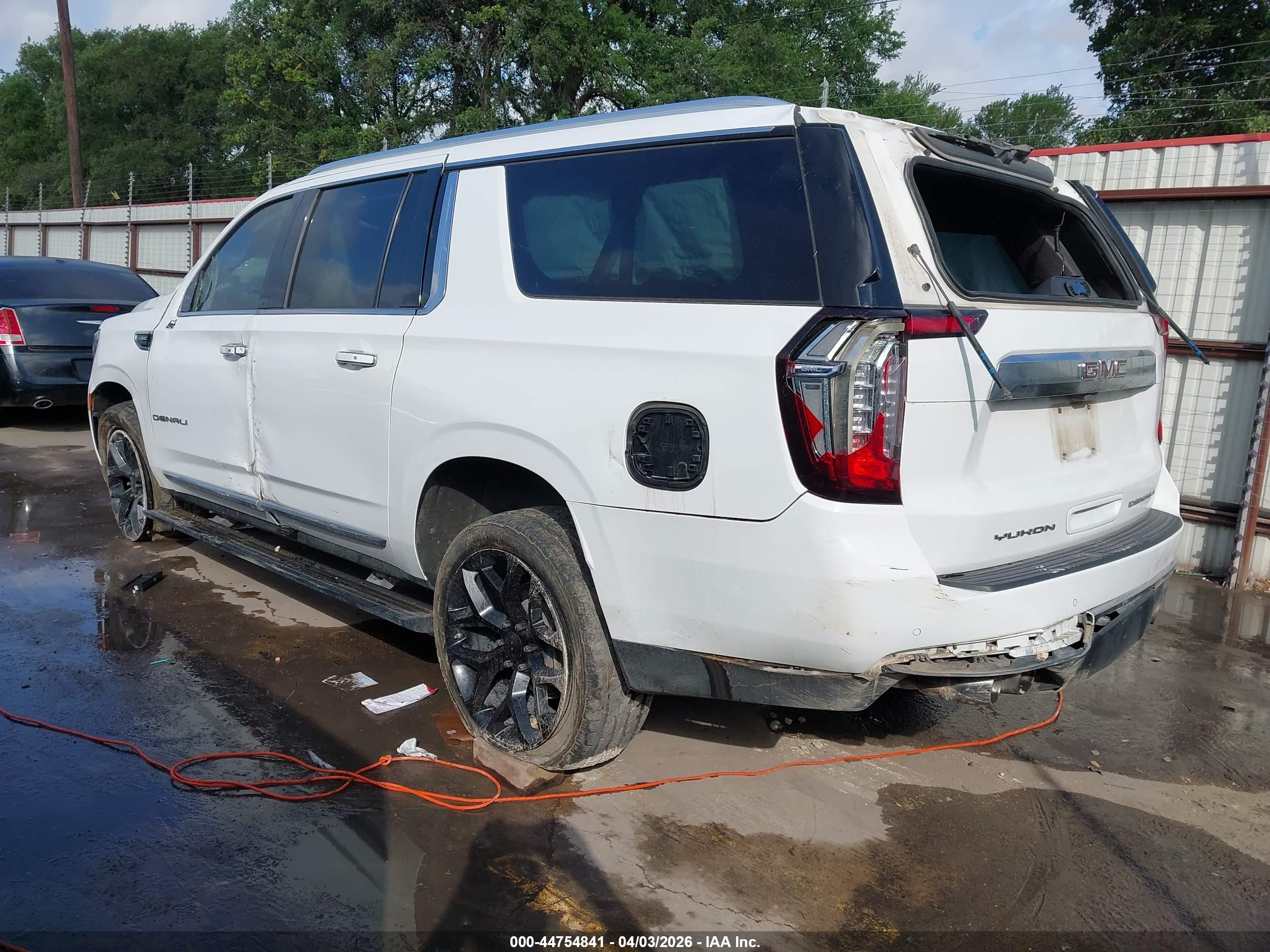 GMC YUKON image 3