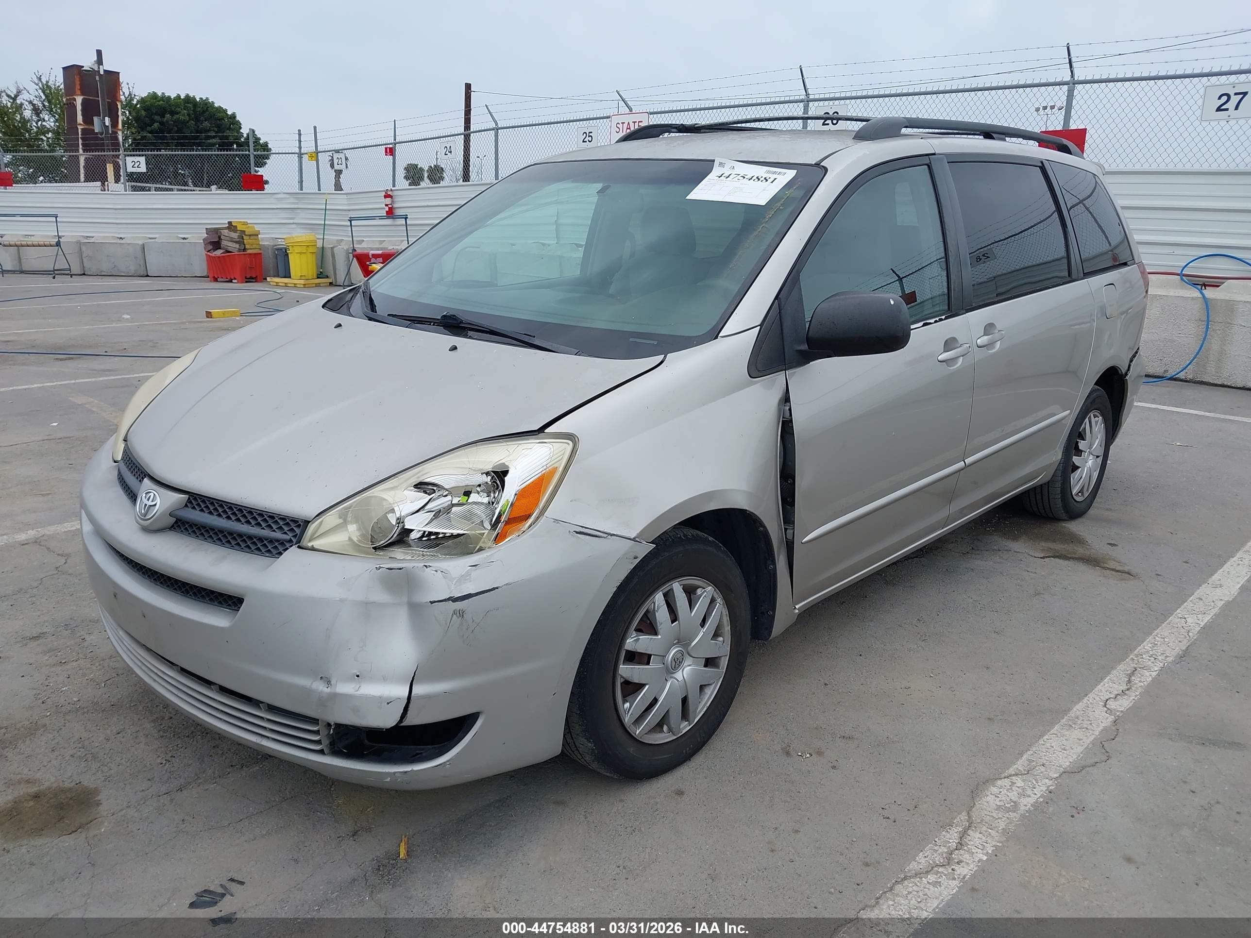 TOYOTA SIENNA image 2
