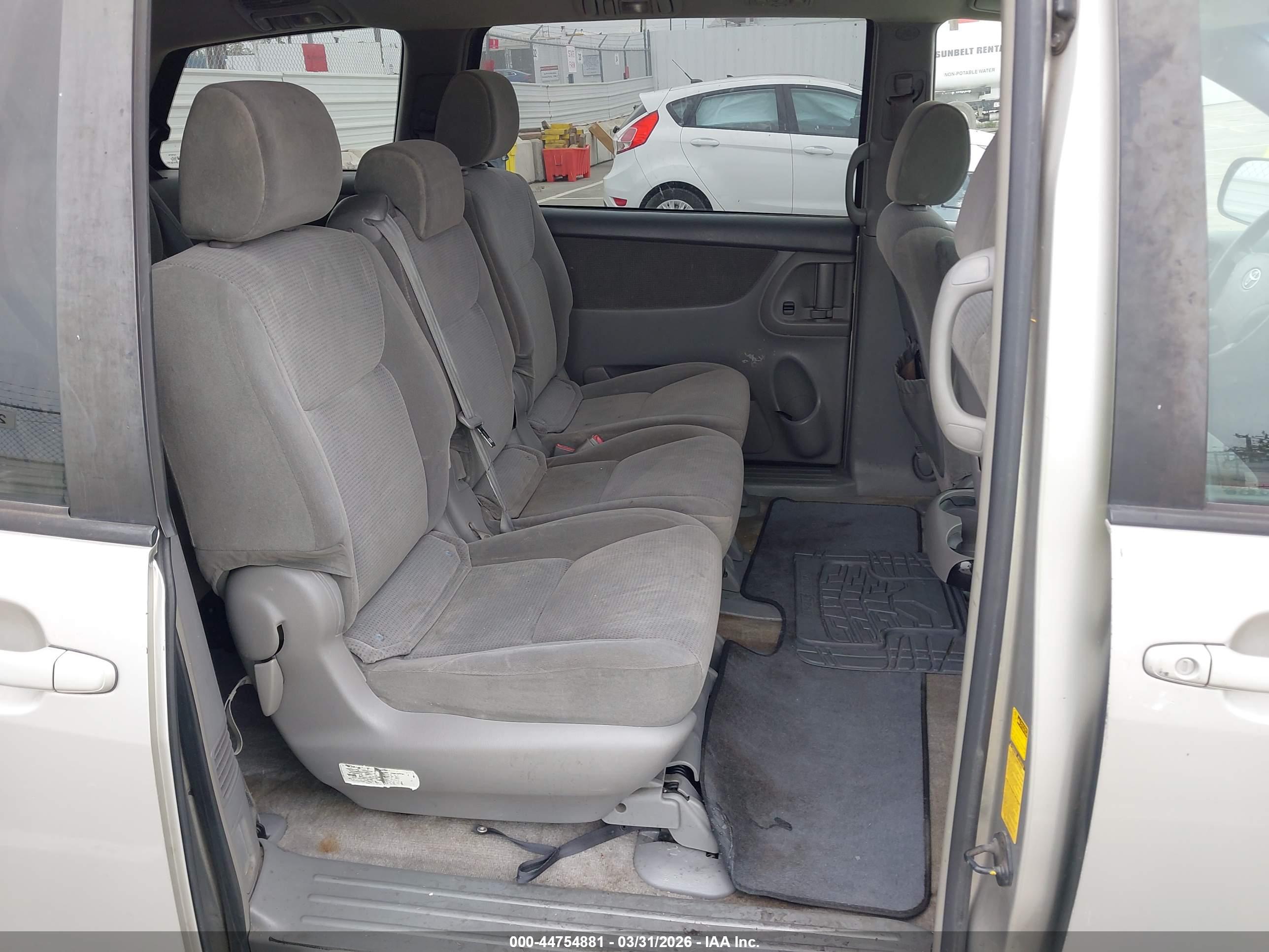 TOYOTA SIENNA image 8