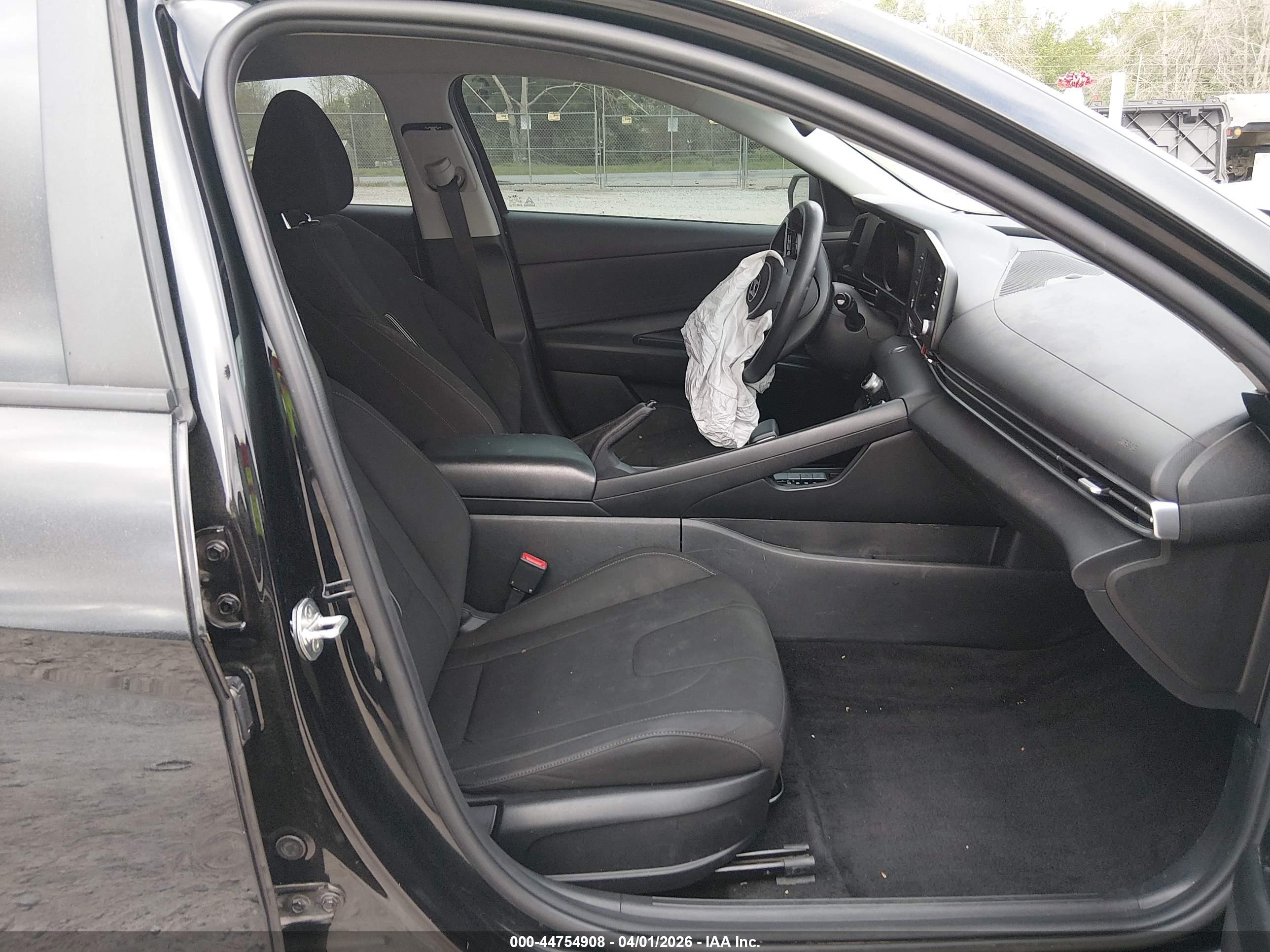 HYUNDAI ELANTRA image 5
