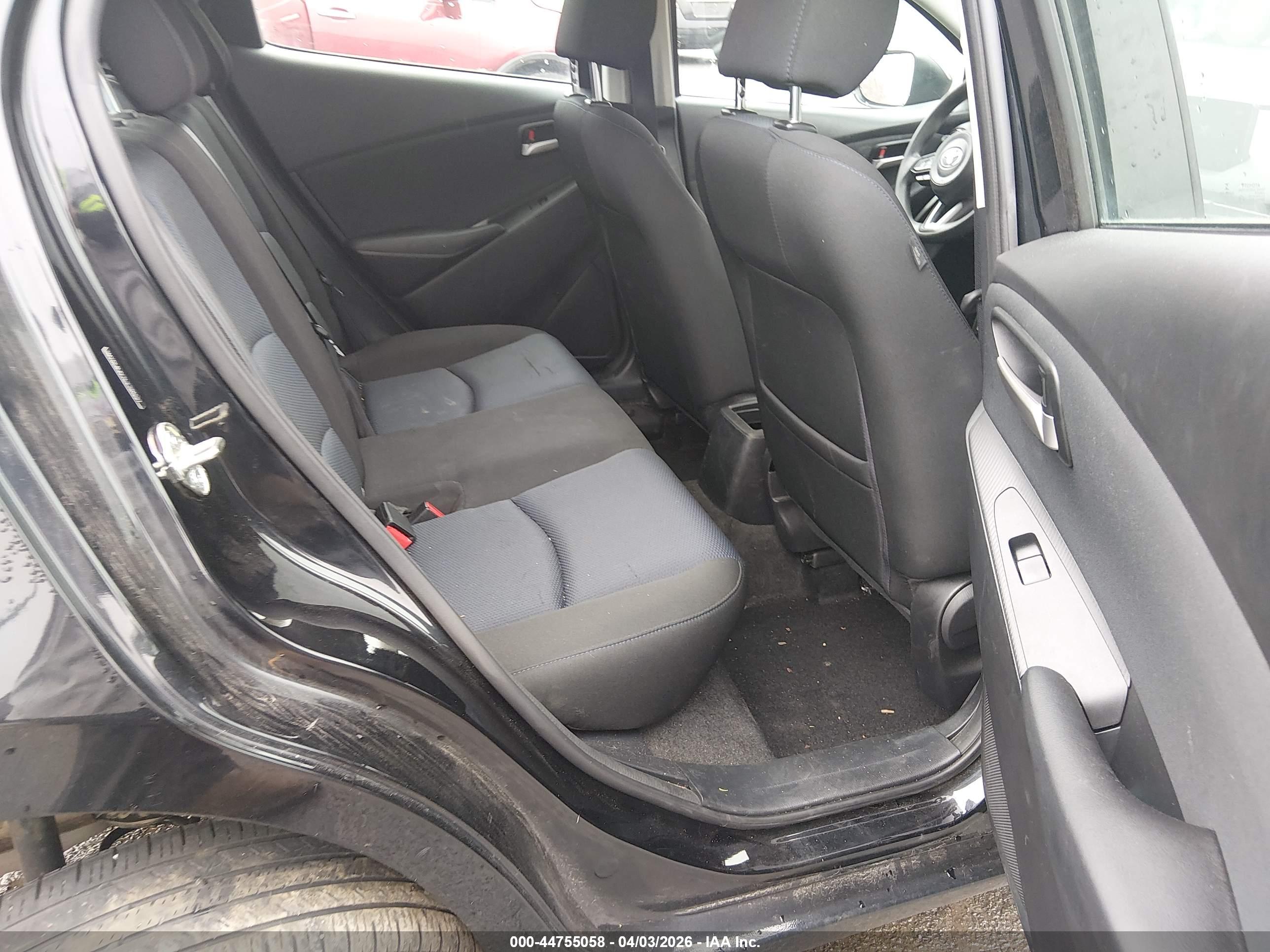 TOYOTA YARIS image 8