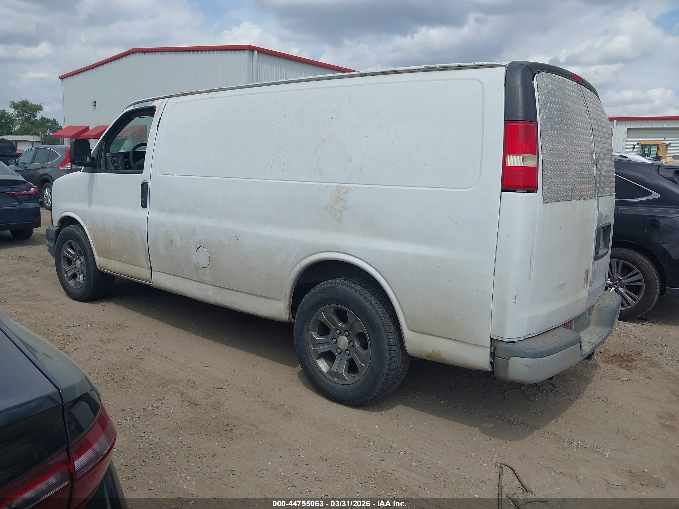CHEVROLET EXPRESS image 3