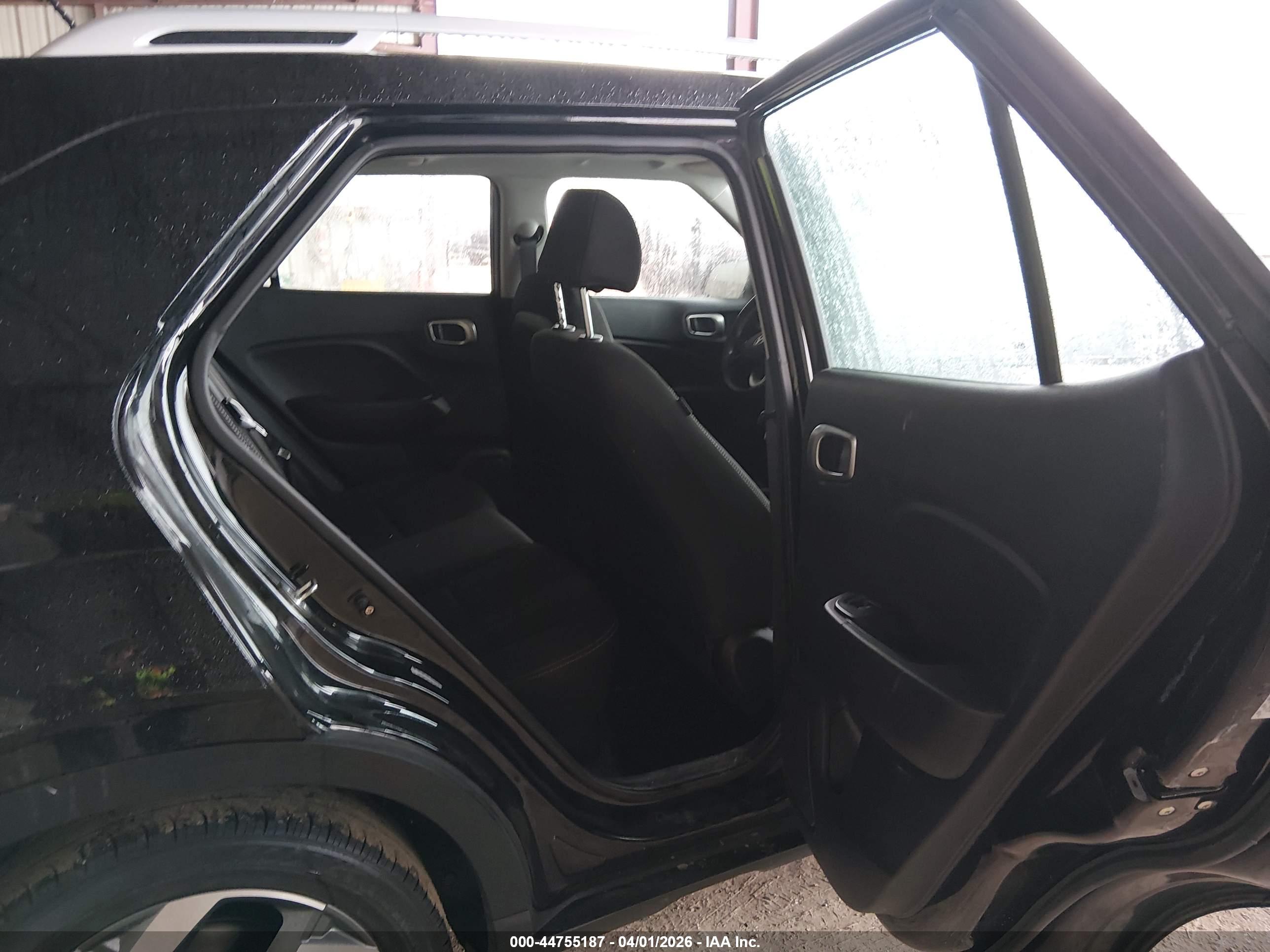 HYUNDAI VENUE image 8