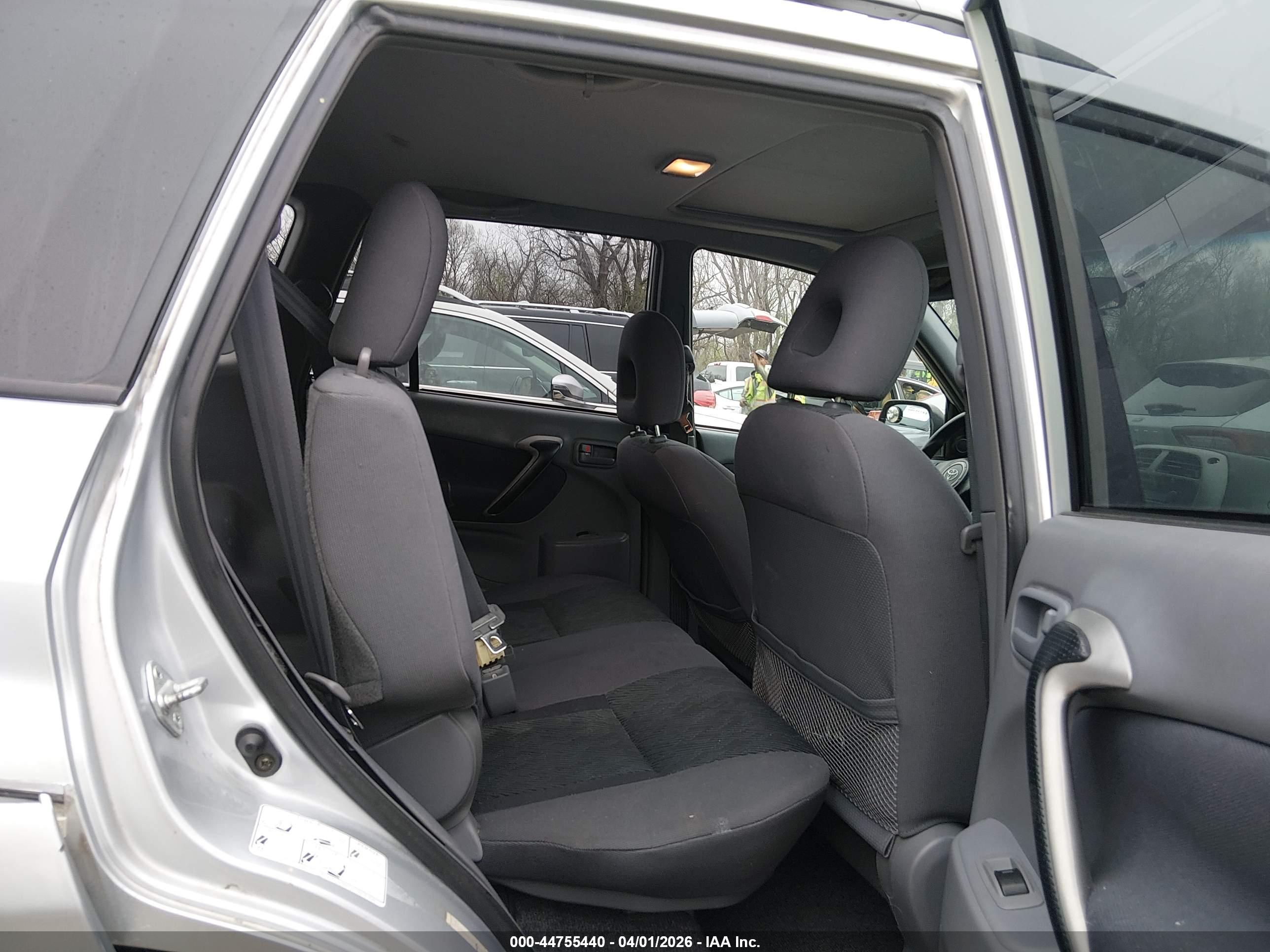 TOYOTA RAV4 image 8