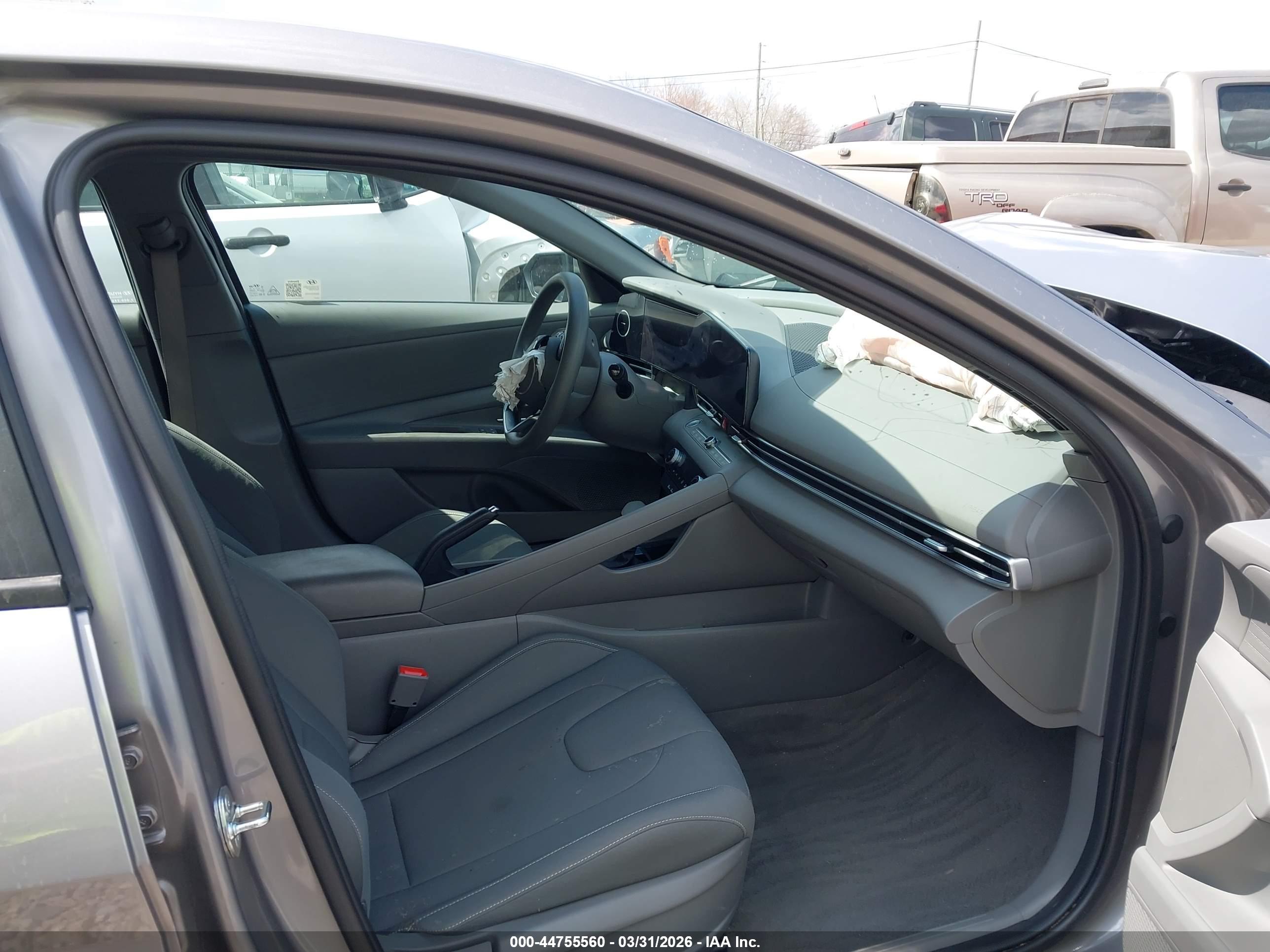 HYUNDAI ELANTRA image 5