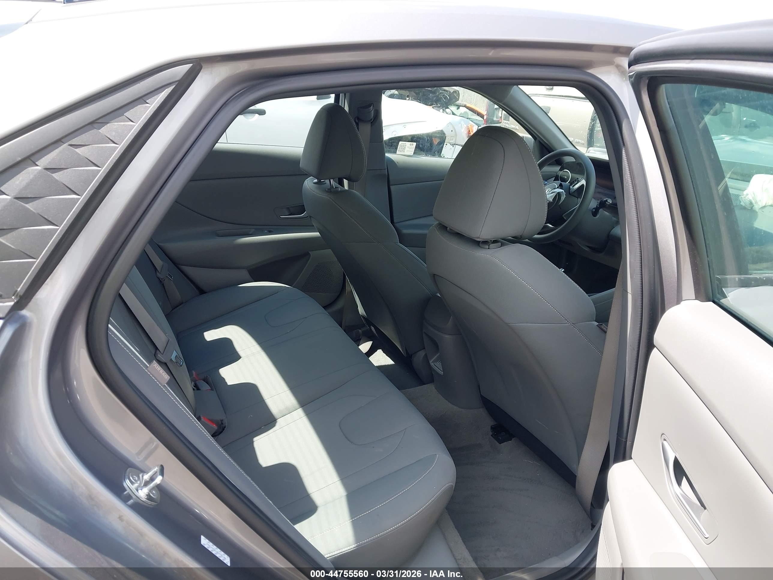 HYUNDAI ELANTRA image 8