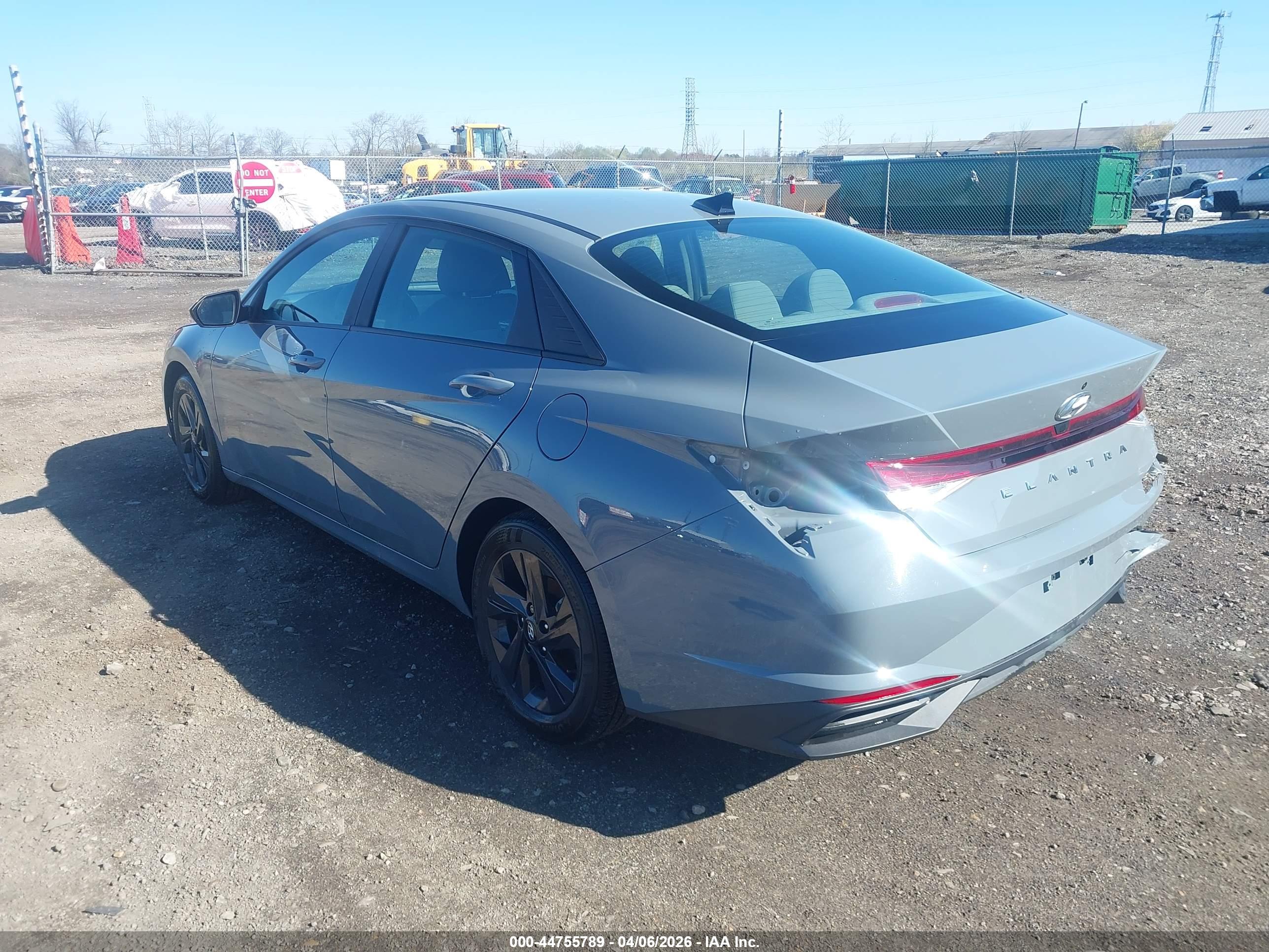 HYUNDAI ELANTRA image 3