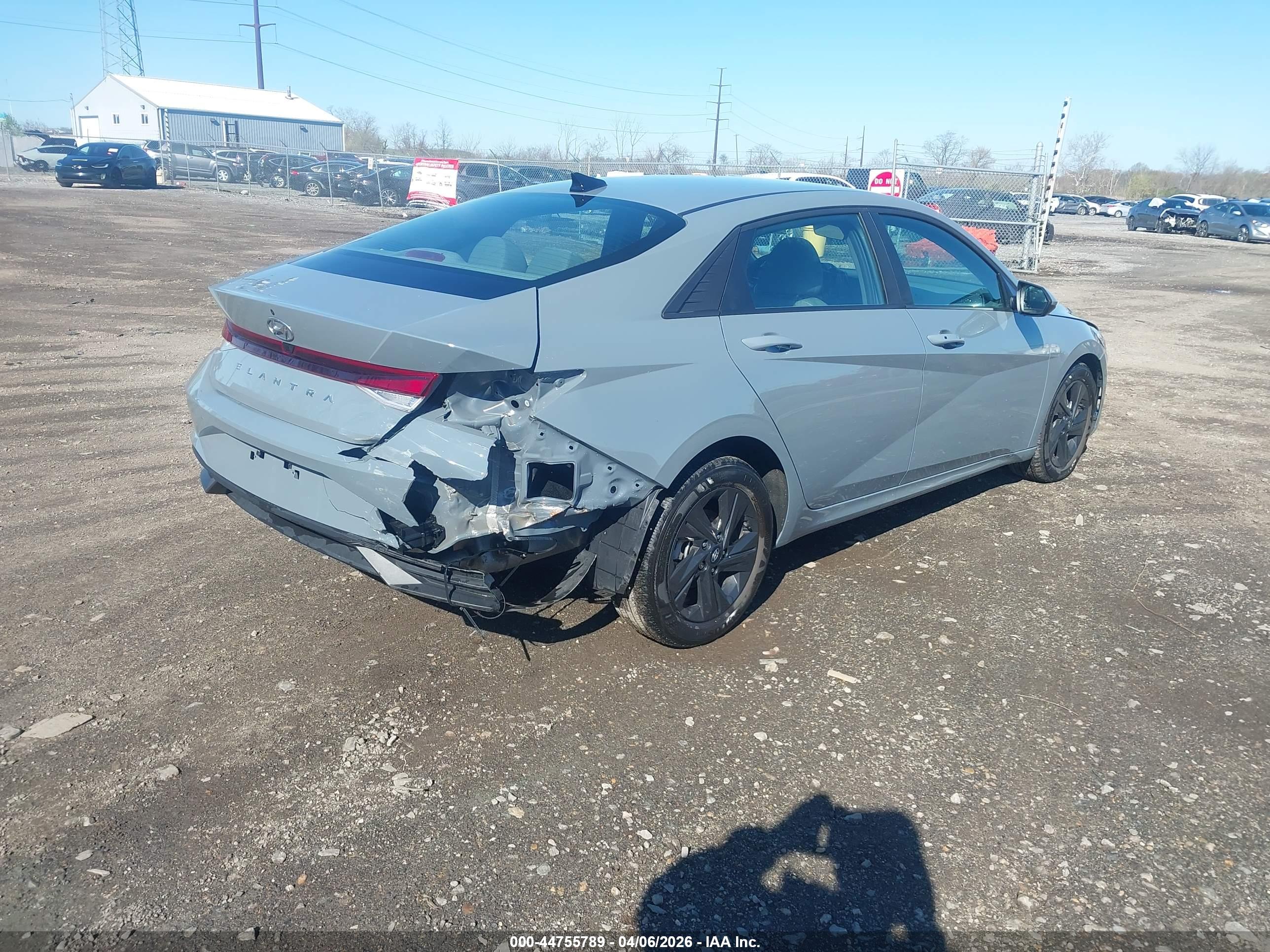 HYUNDAI ELANTRA image 4