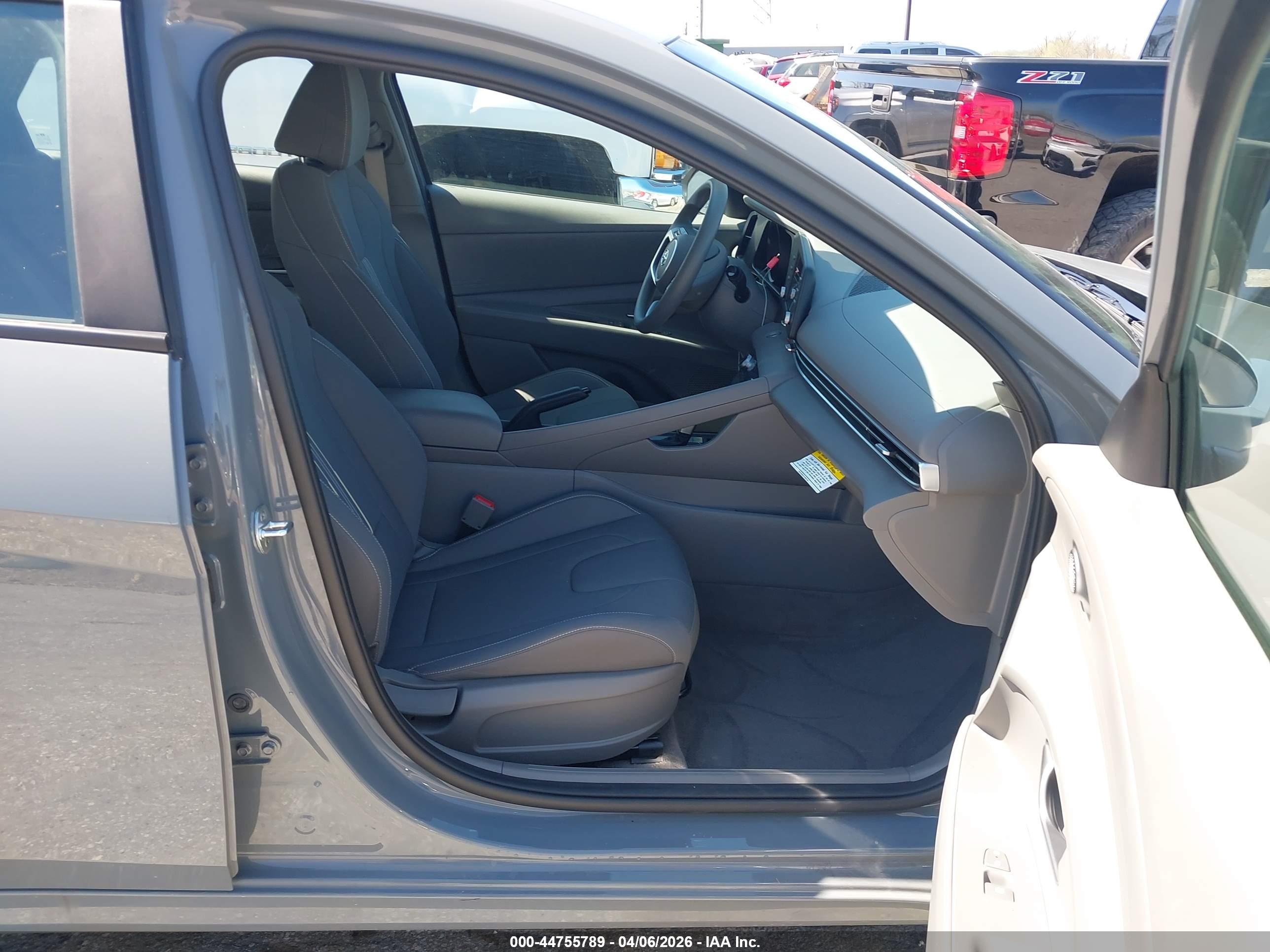 HYUNDAI ELANTRA image 5