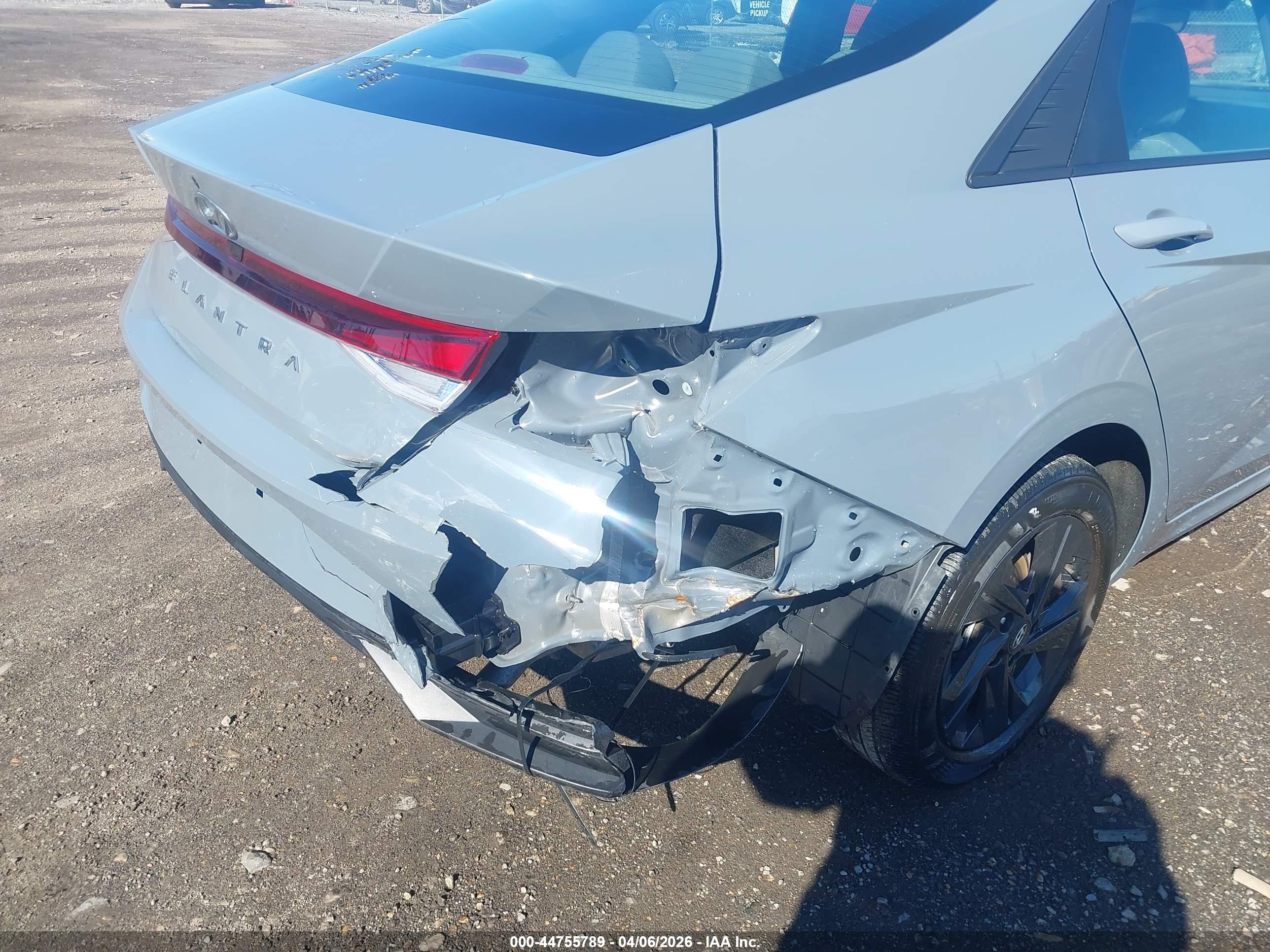 HYUNDAI ELANTRA image 6