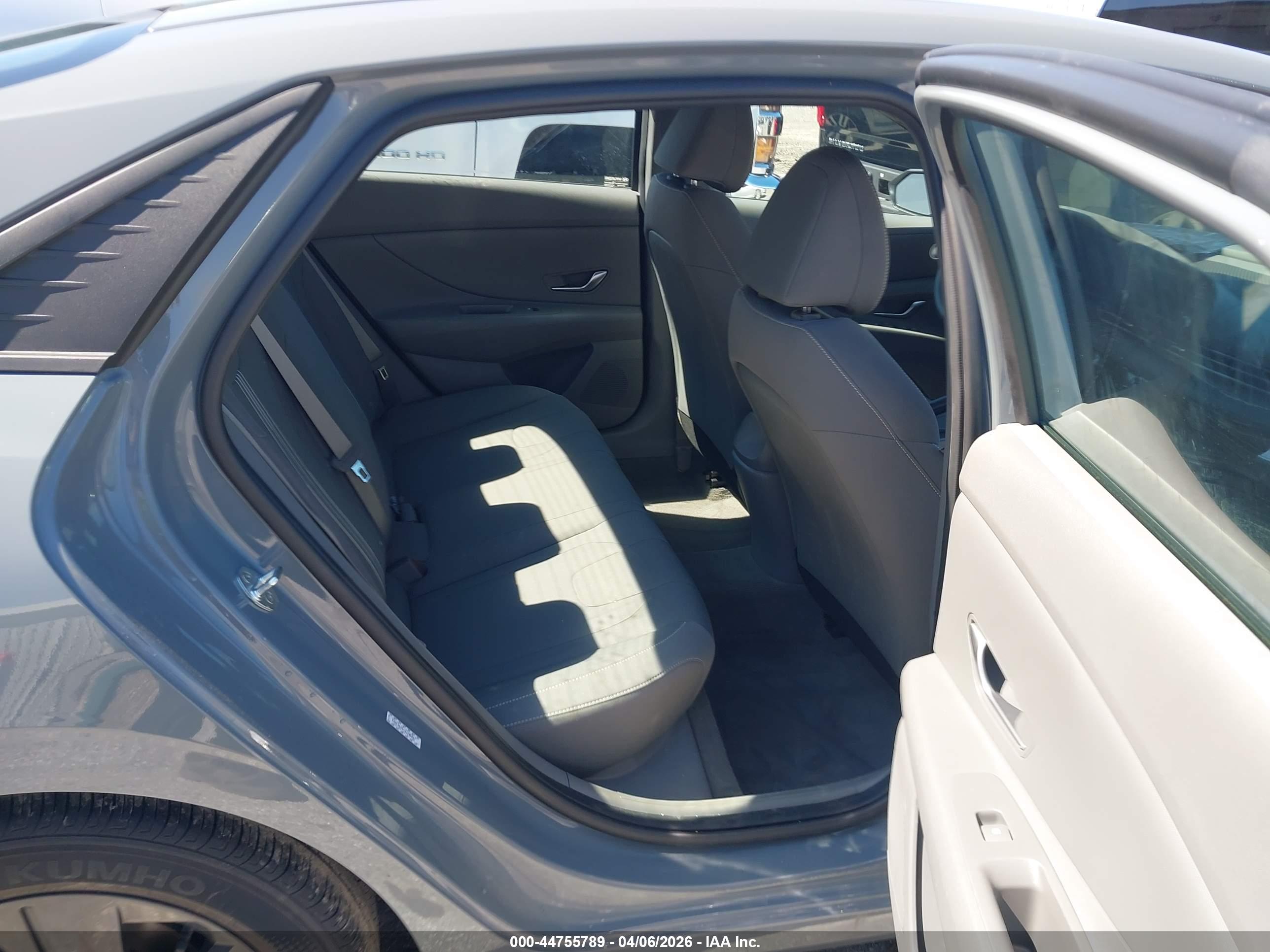HYUNDAI ELANTRA image 8