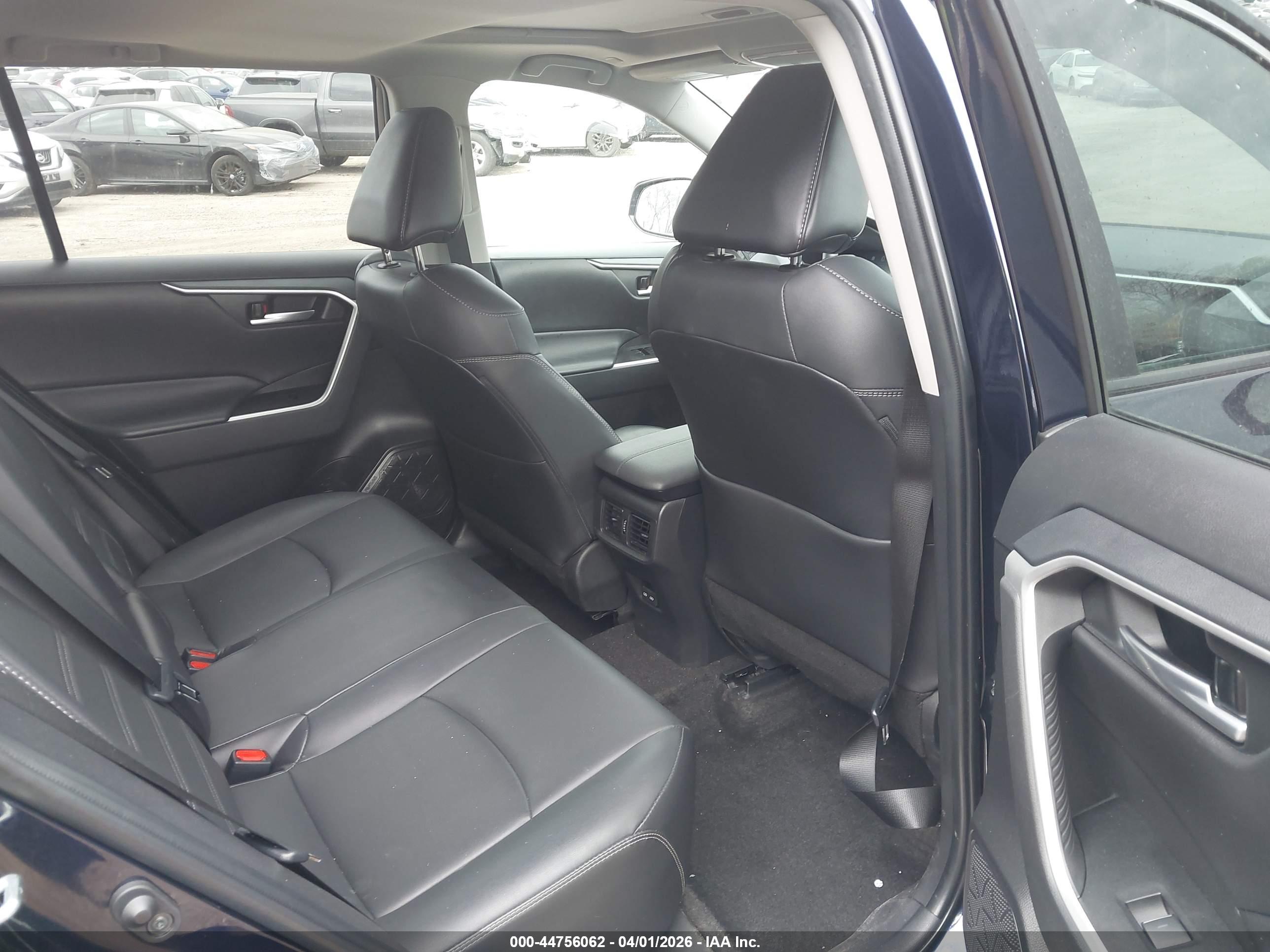 TOYOTA RAV4 image 8