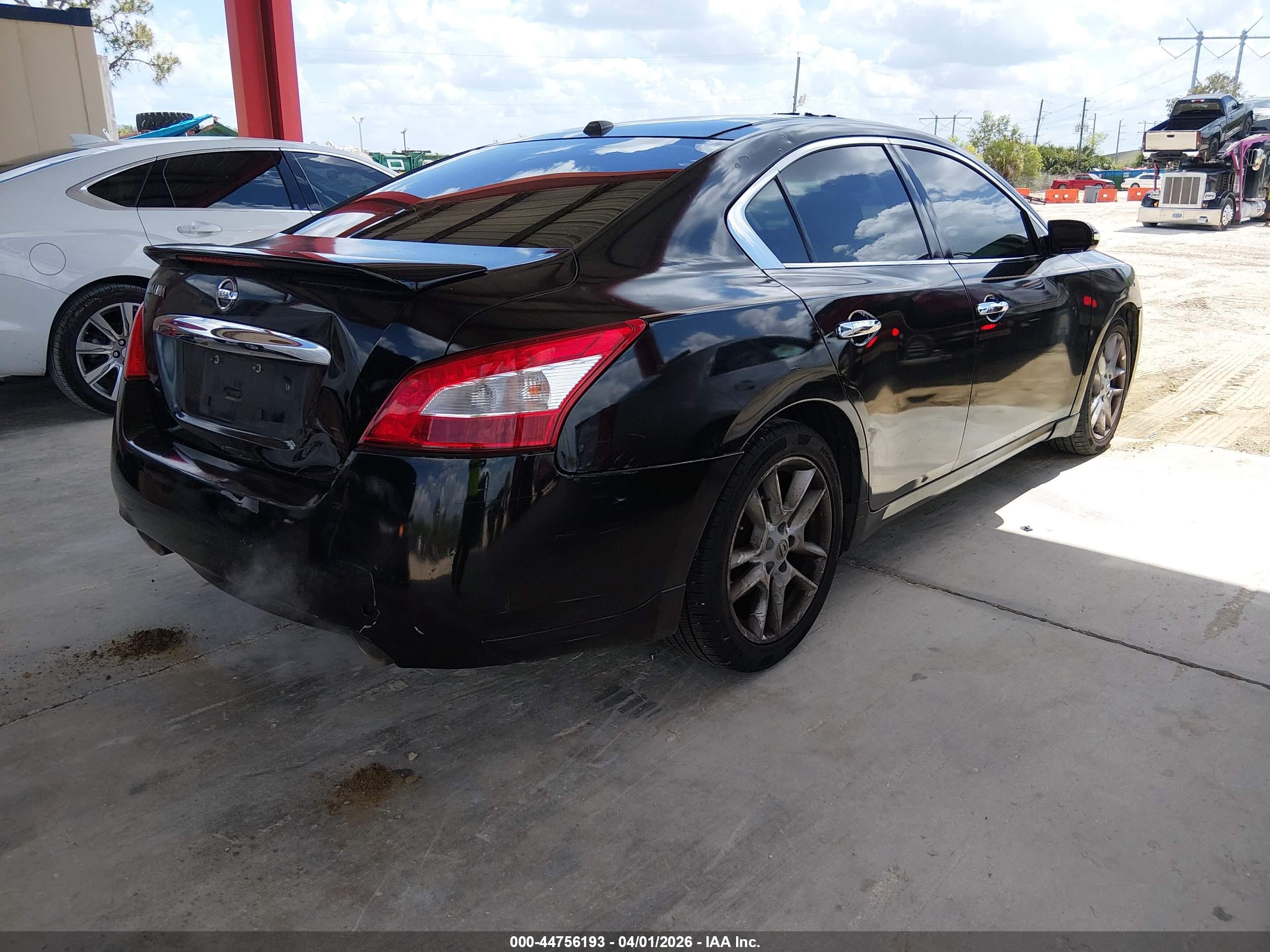 NISSAN MAXIMA image 4