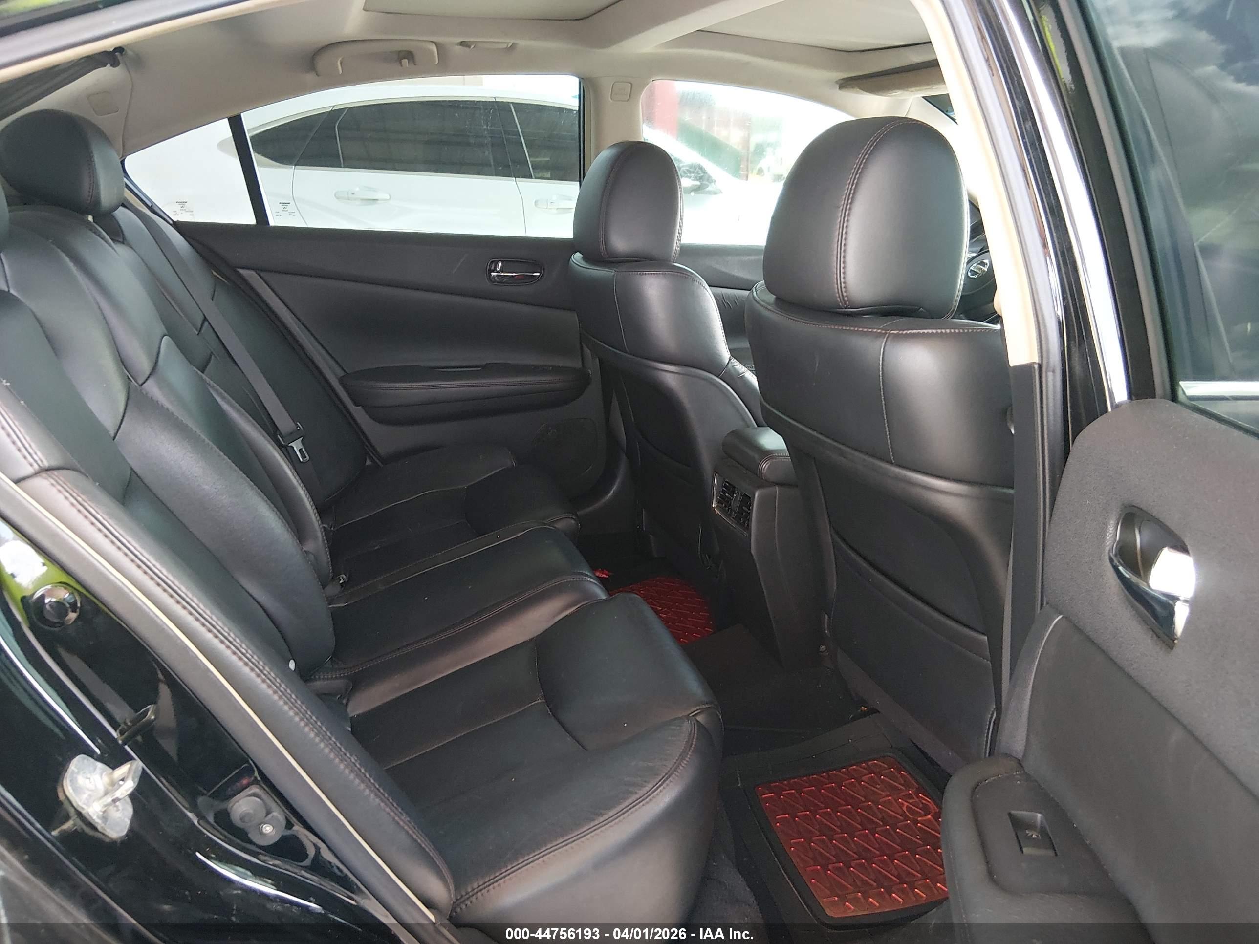 NISSAN MAXIMA image 8