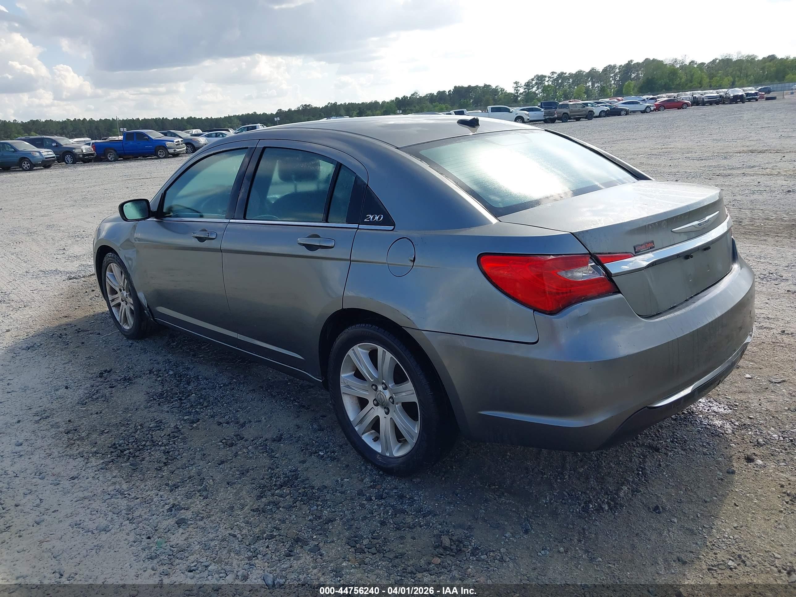 CHRYSLER 200 image 3
