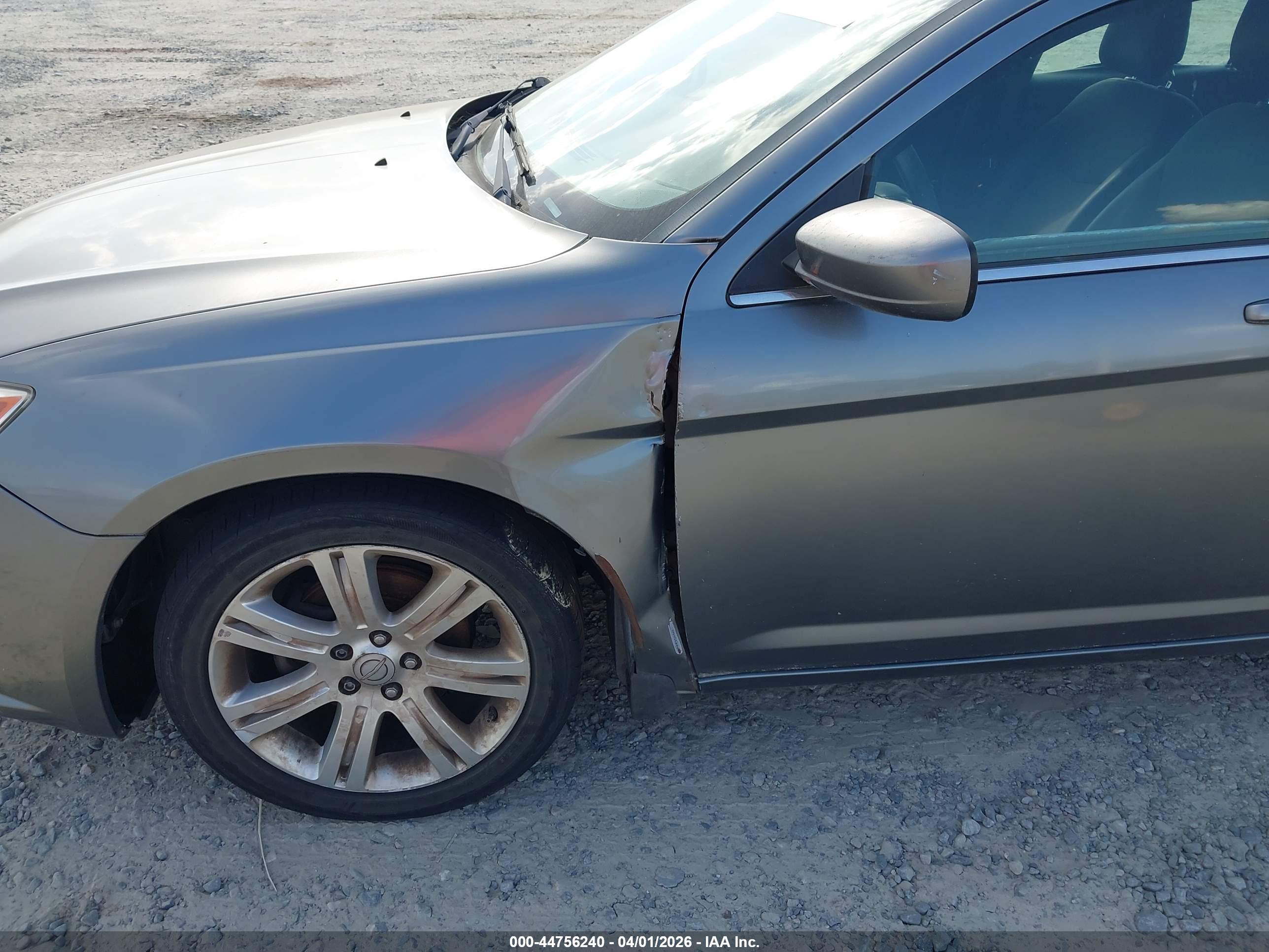 CHRYSLER 200 image 6