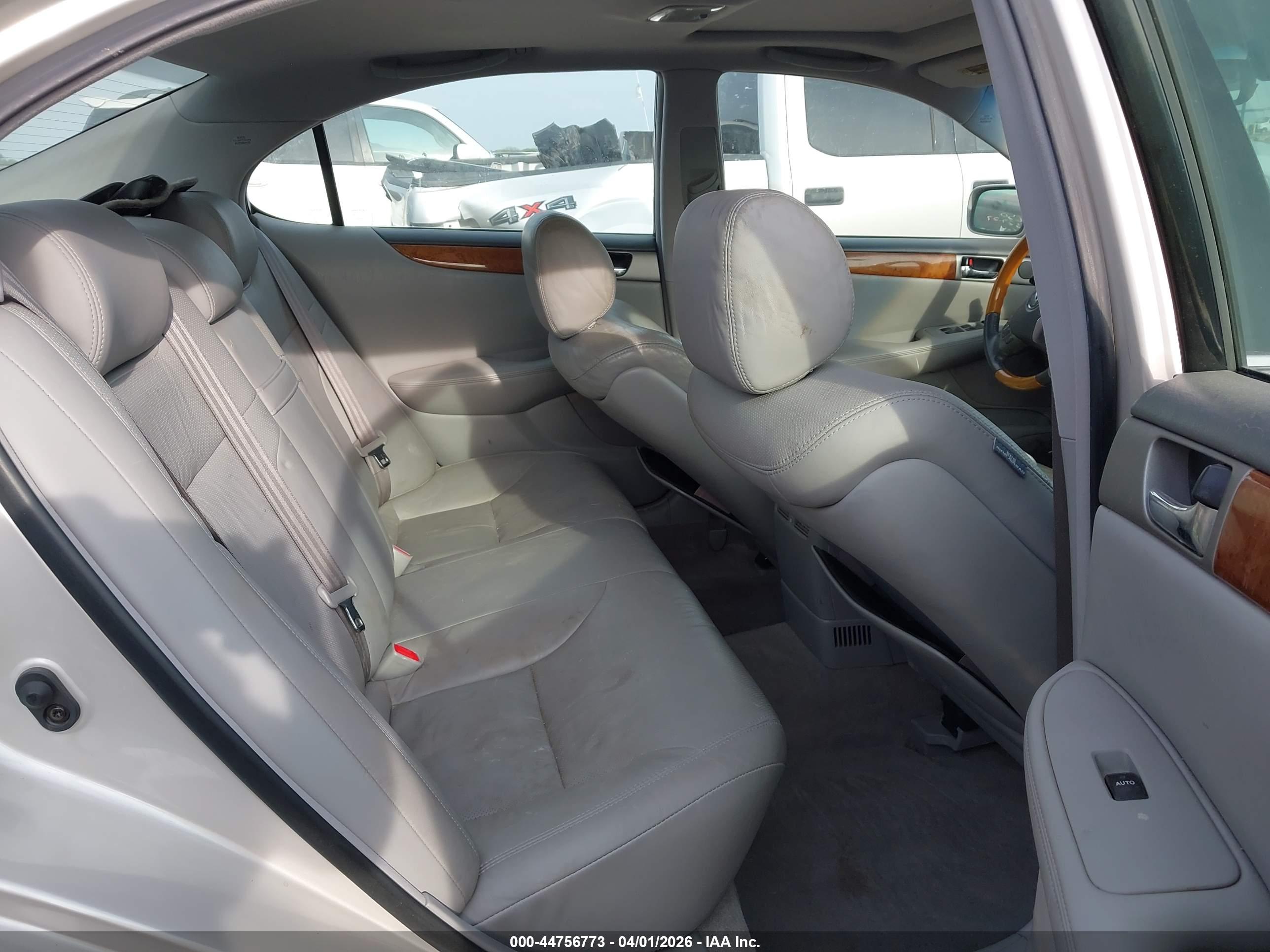 LEXUS ES image 8