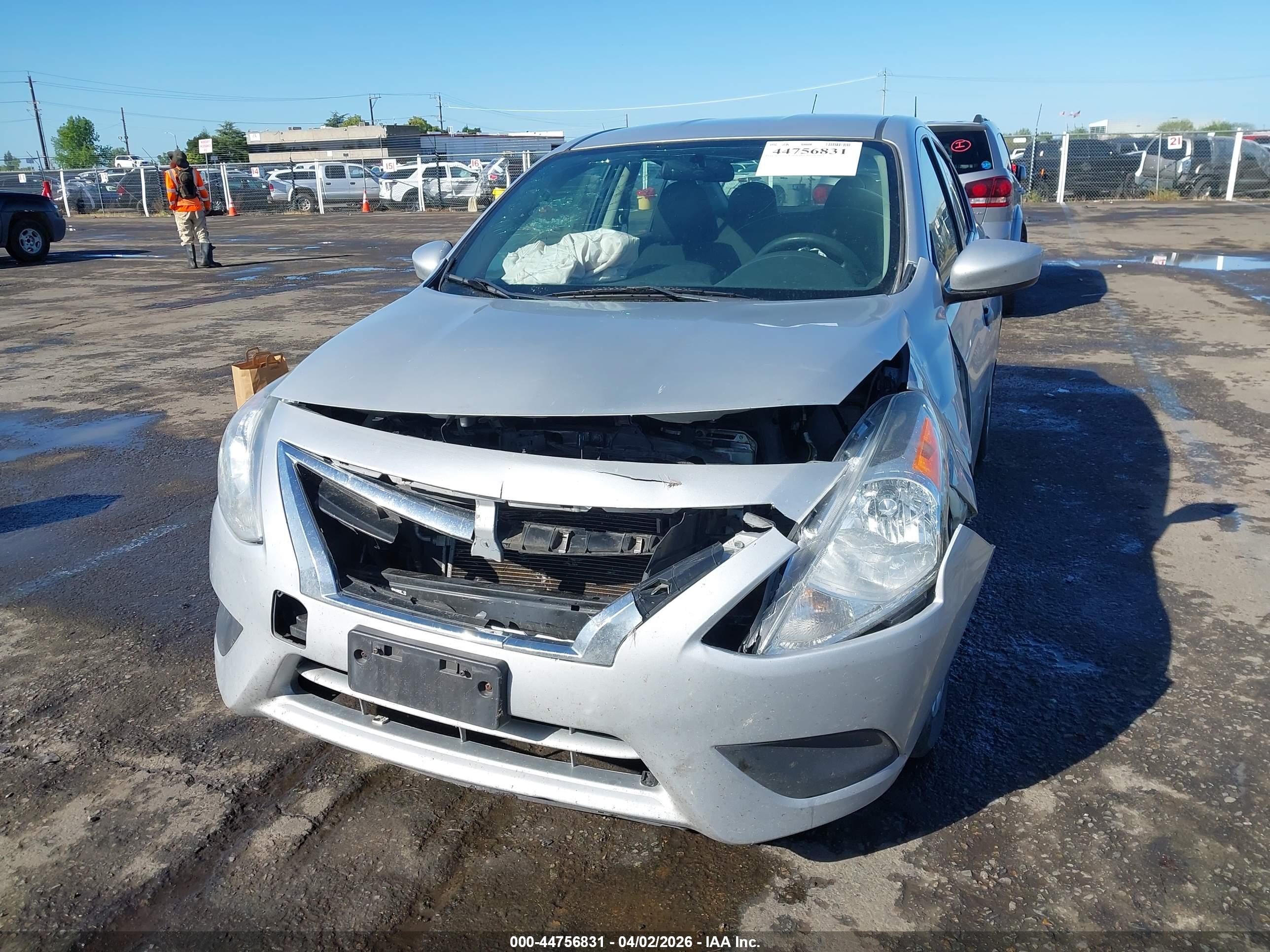 NISSAN VERSA image 6