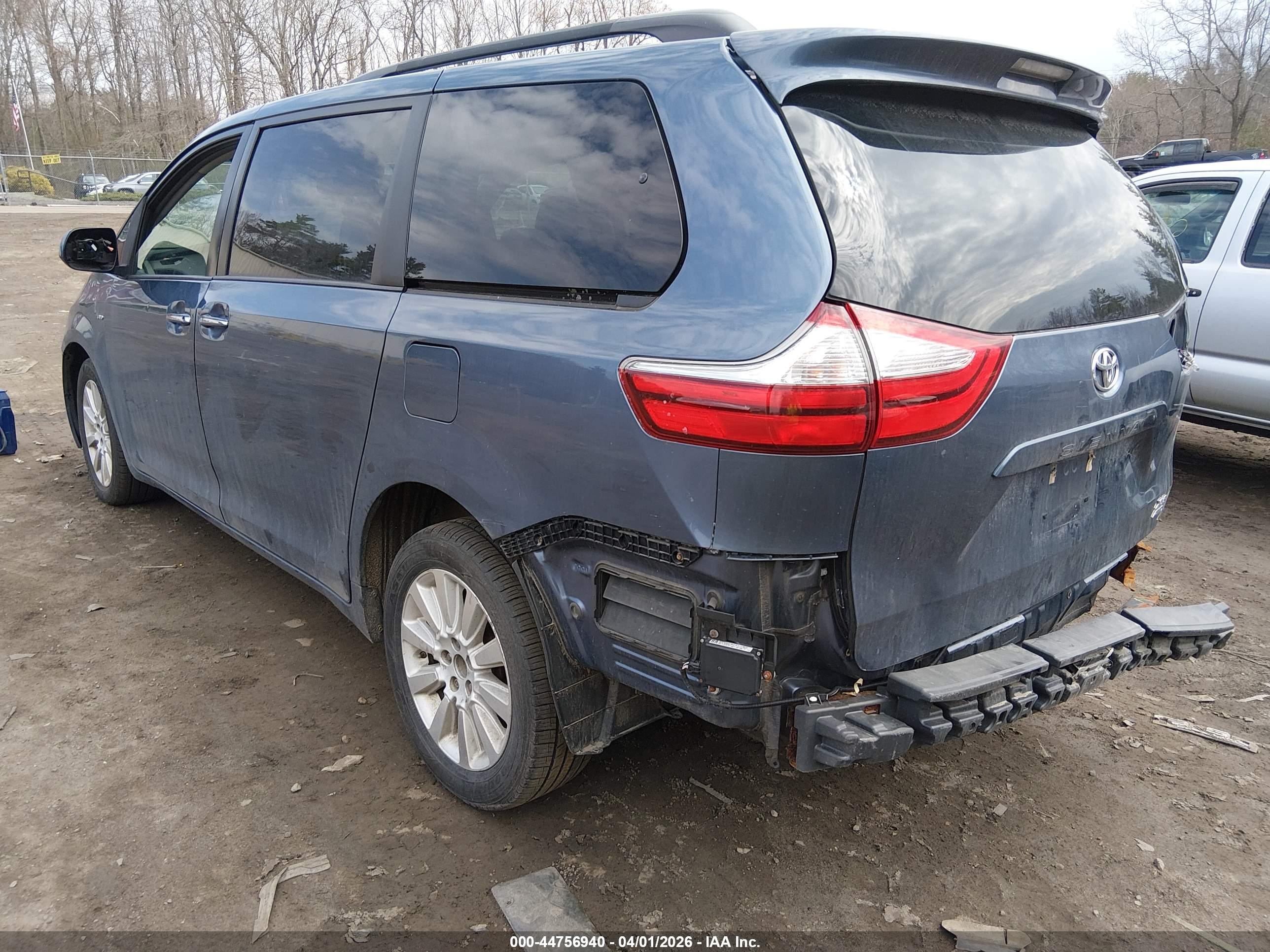 TOYOTA SIENNA image 3