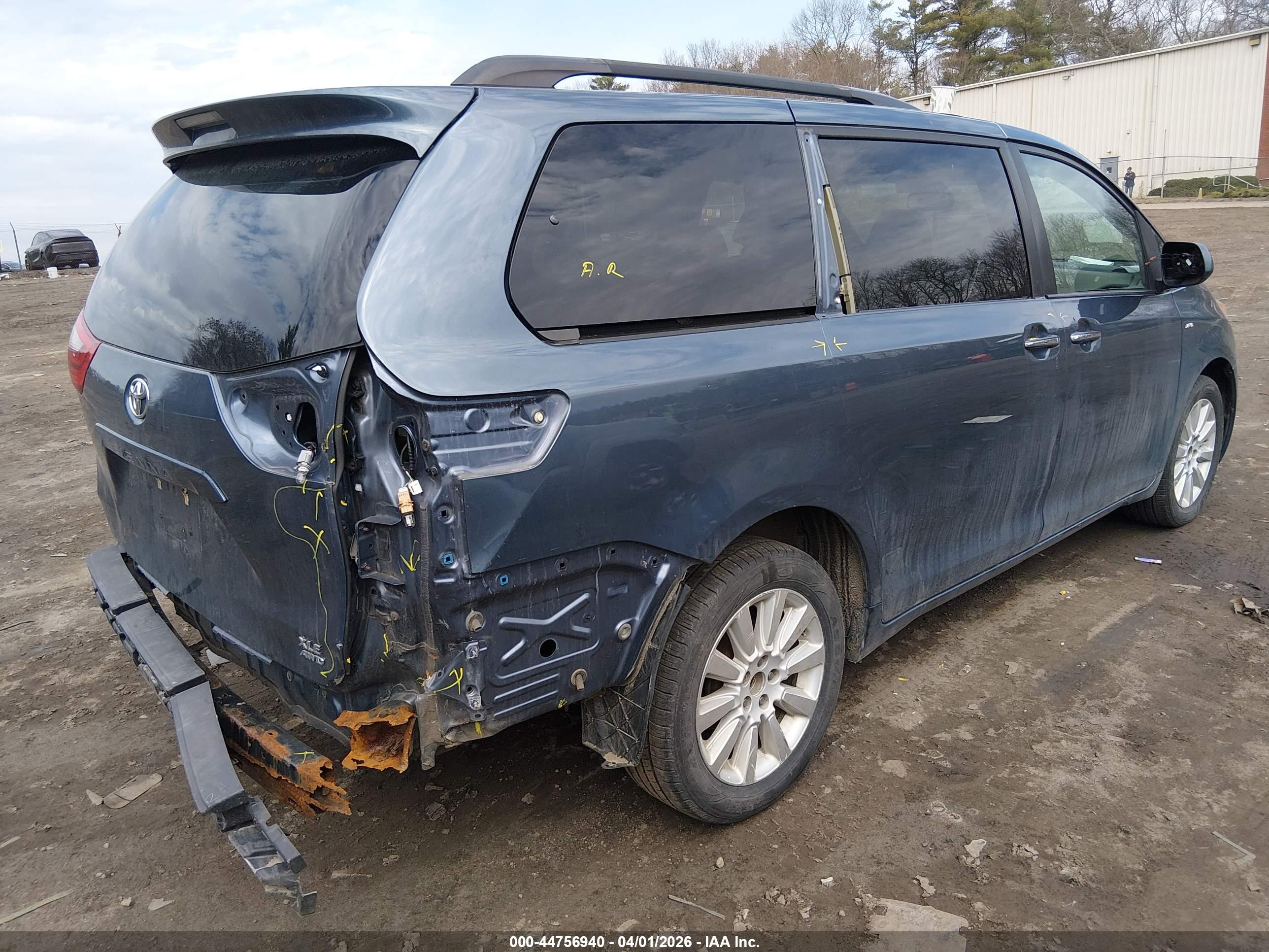 TOYOTA SIENNA image 4