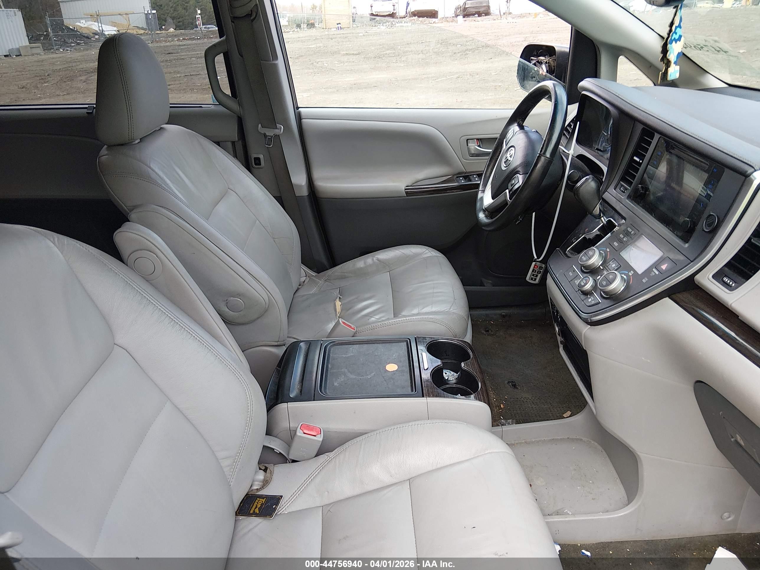 TOYOTA SIENNA image 5