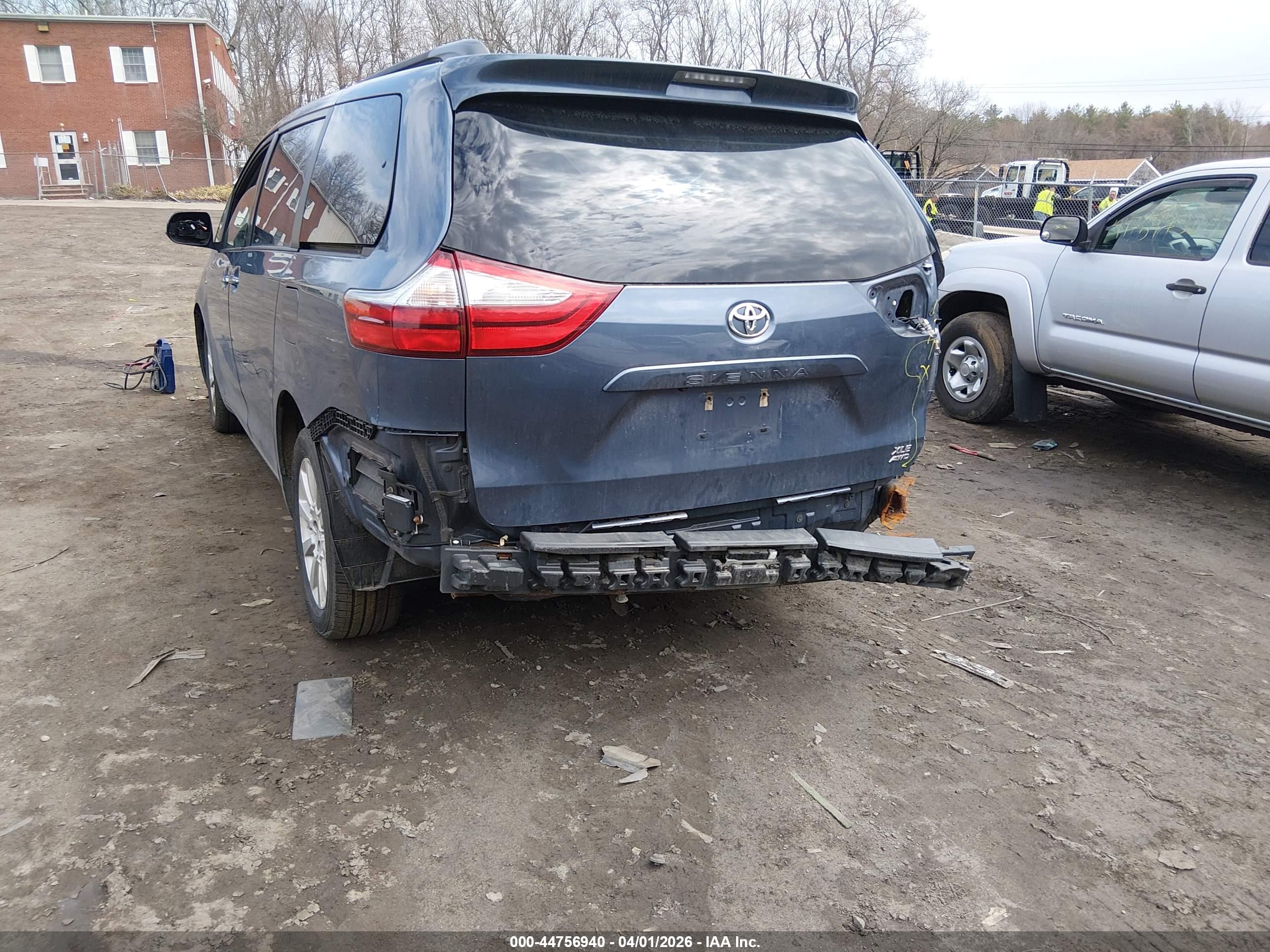 TOYOTA SIENNA image 6