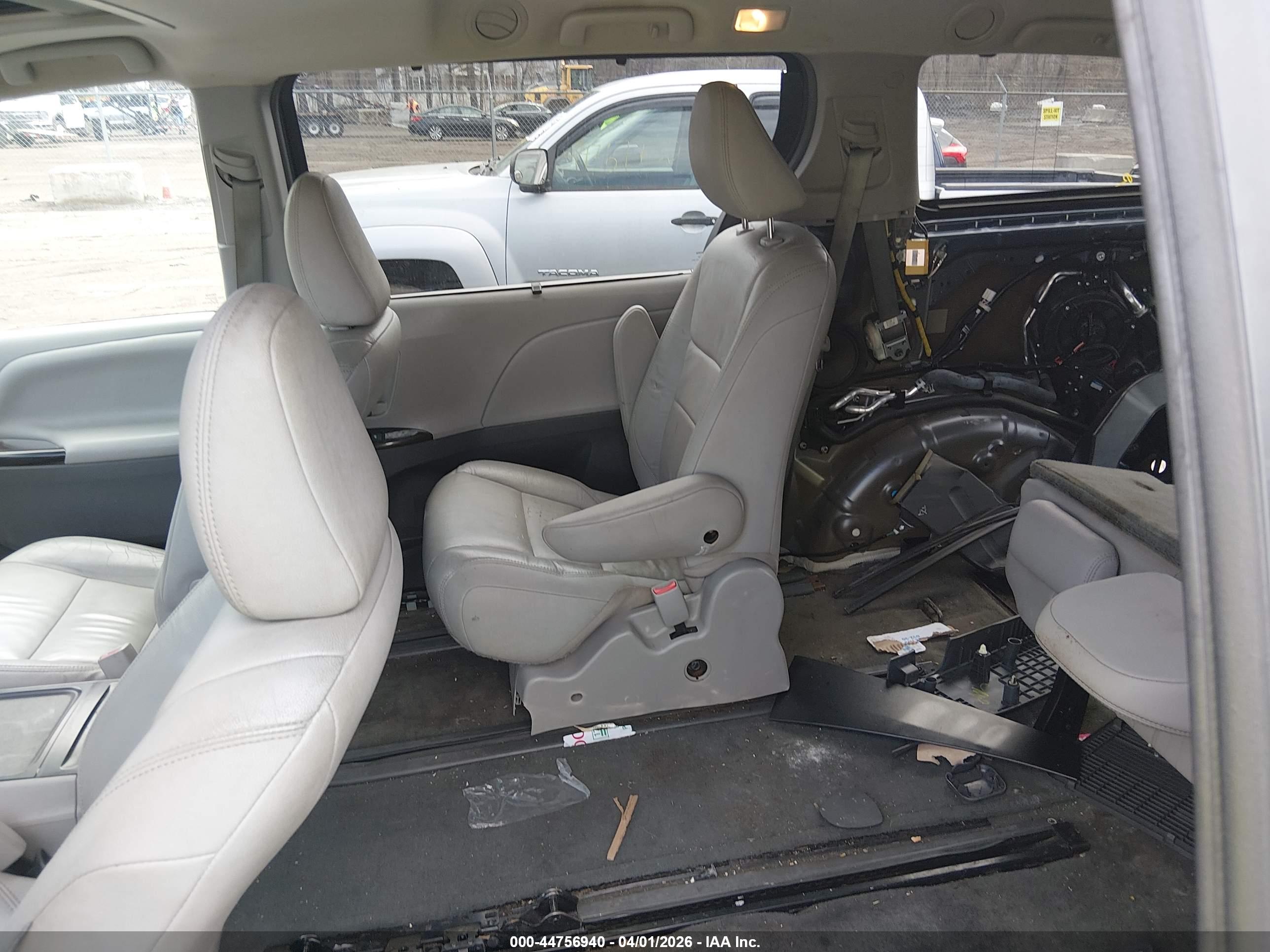 TOYOTA SIENNA image 8