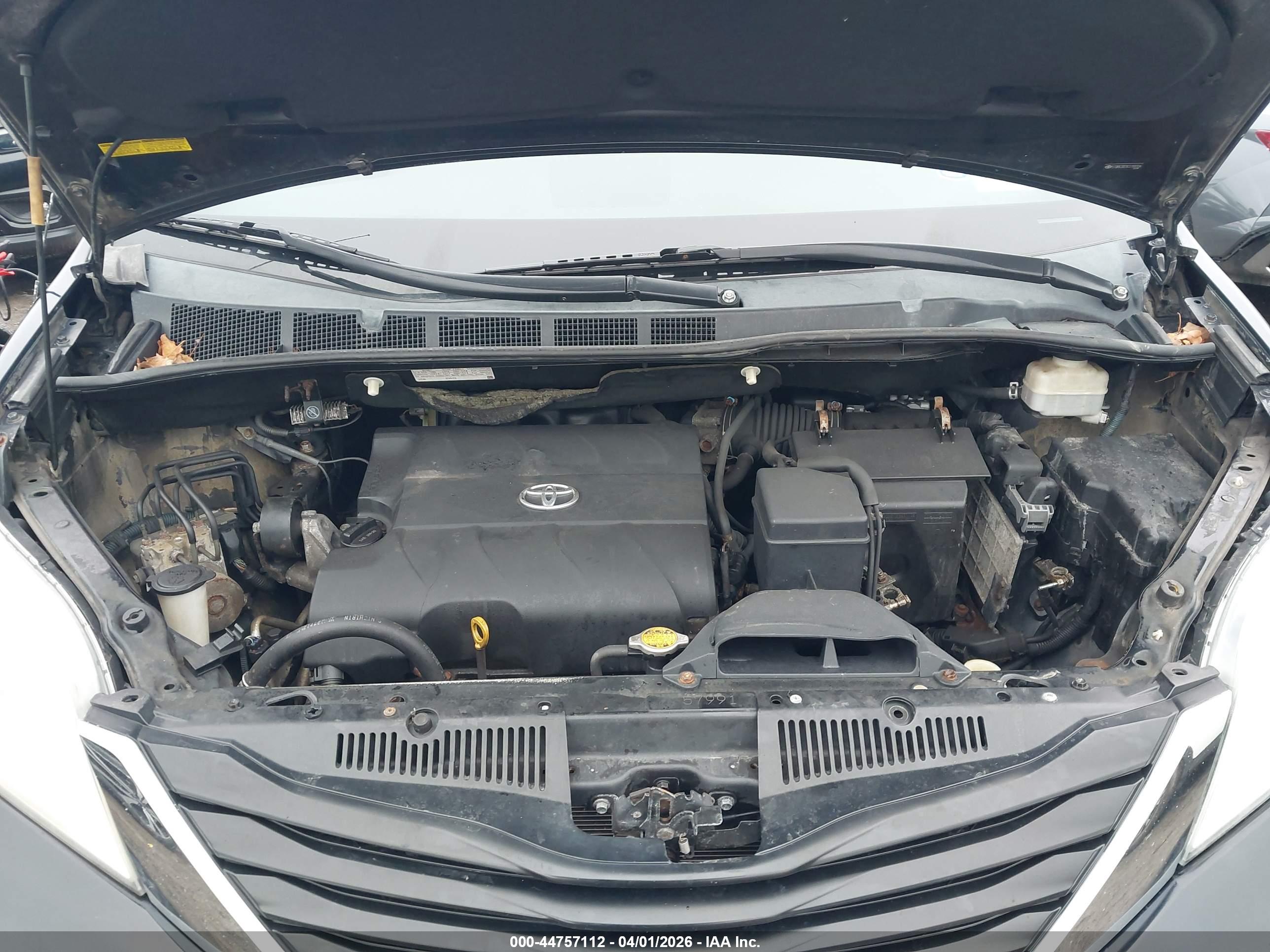 TOYOTA SIENNA image 10