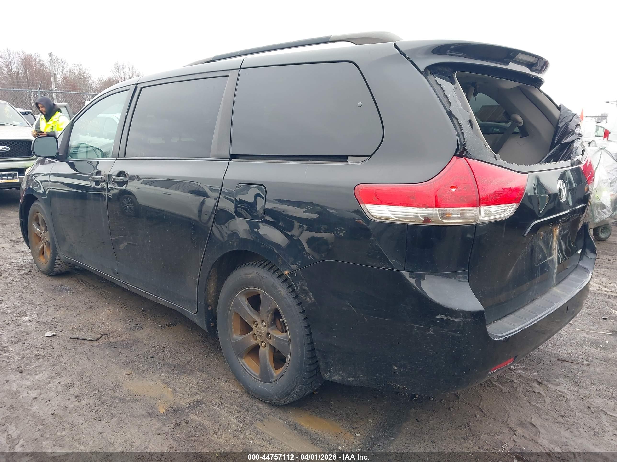 TOYOTA SIENNA image 3