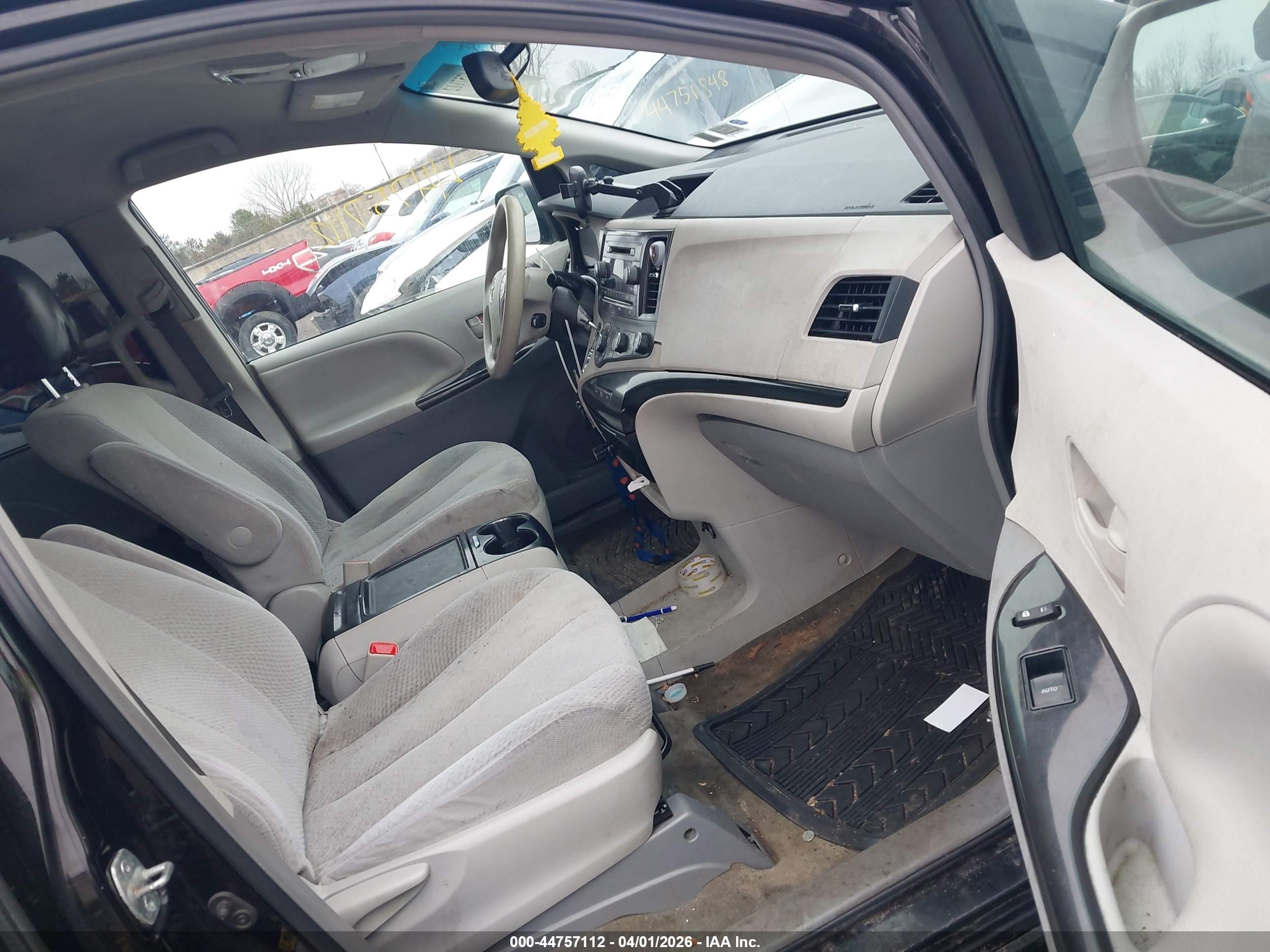 TOYOTA SIENNA image 5