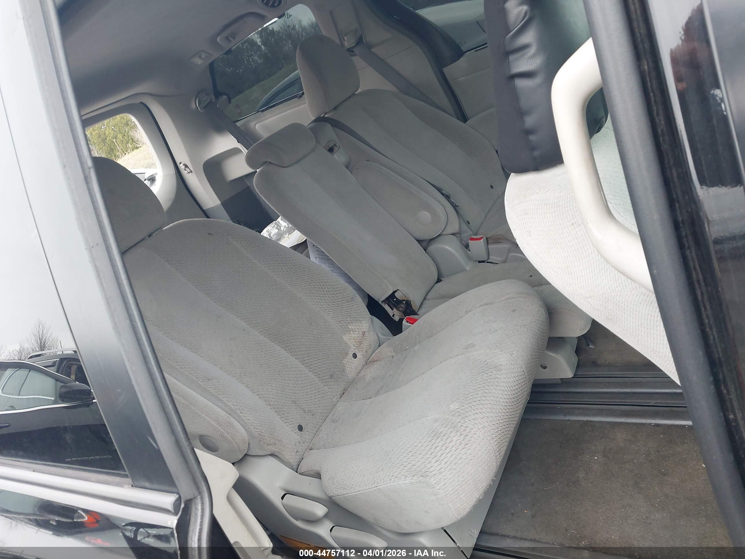 TOYOTA SIENNA image 8