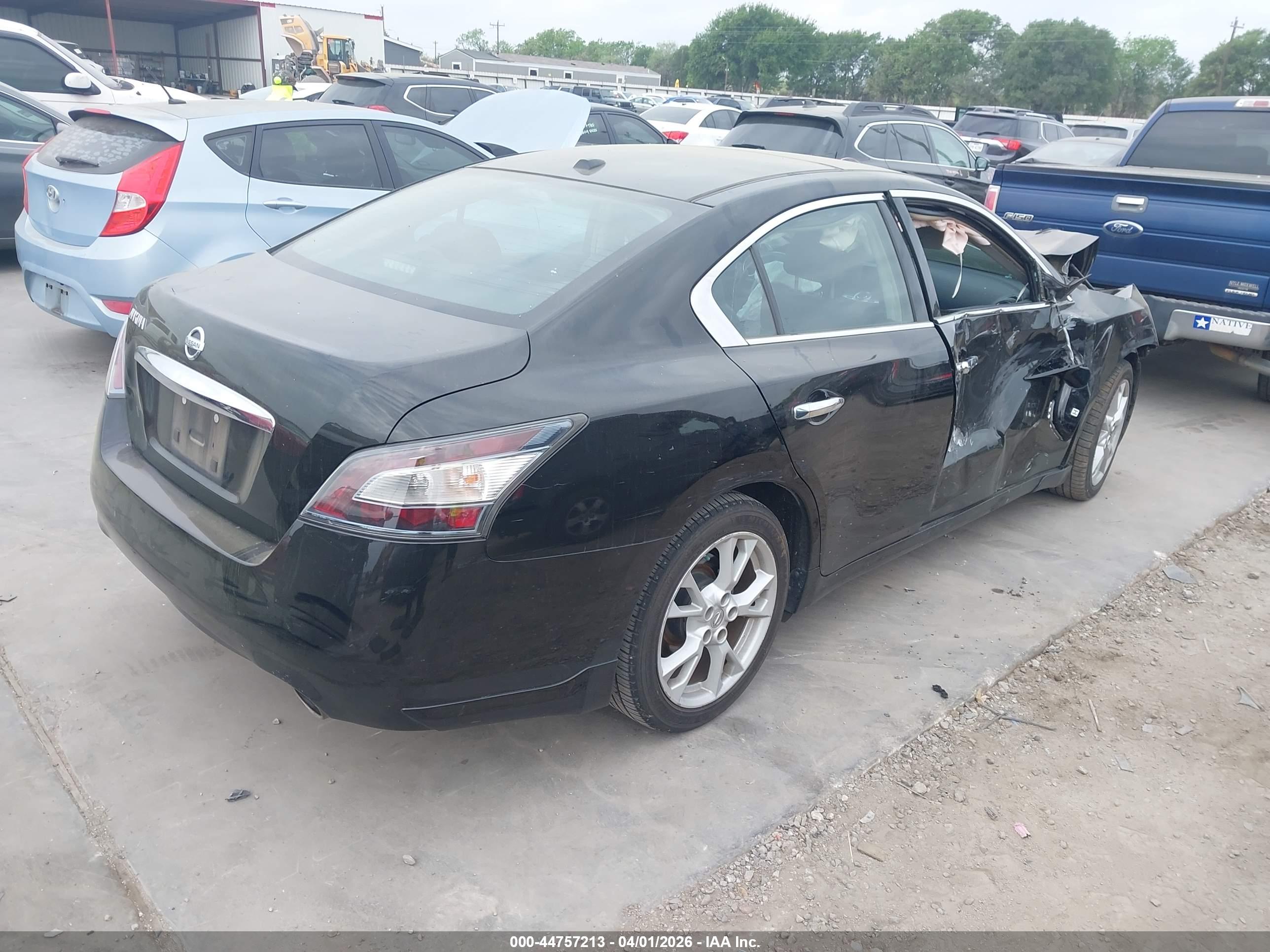 NISSAN MAXIMA image 4