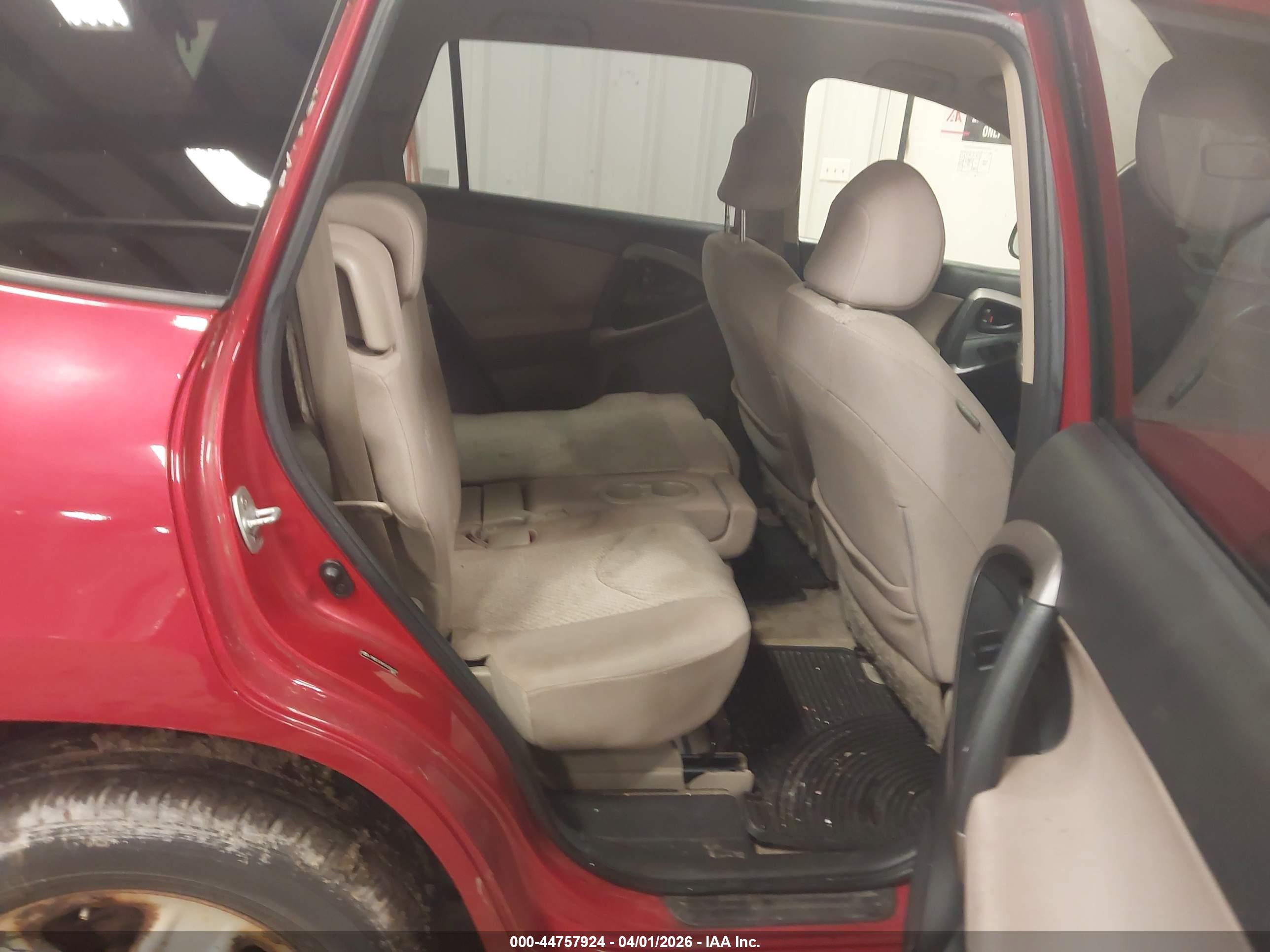 TOYOTA RAV4 image 8