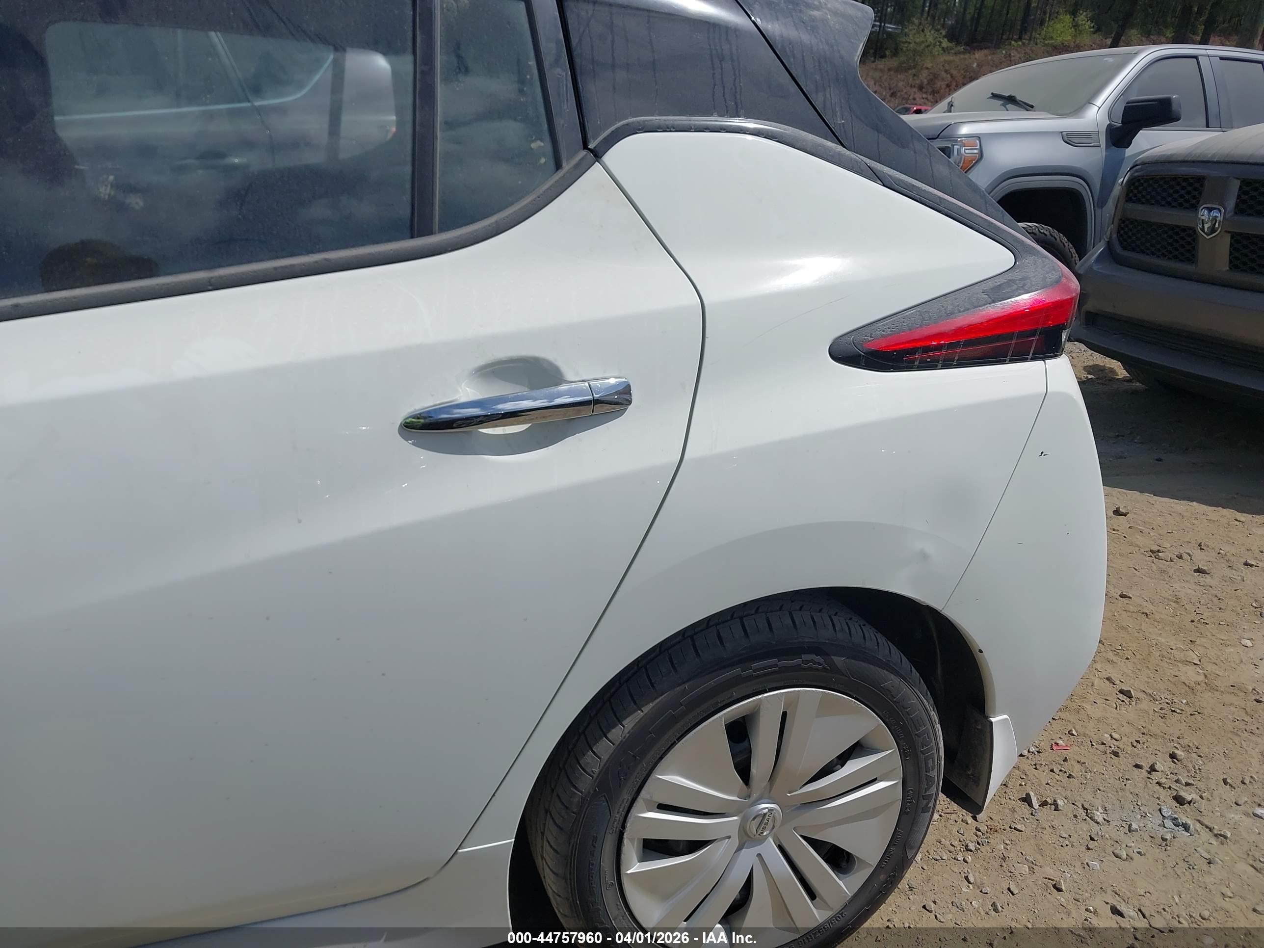 NISSAN LEAF image 6
