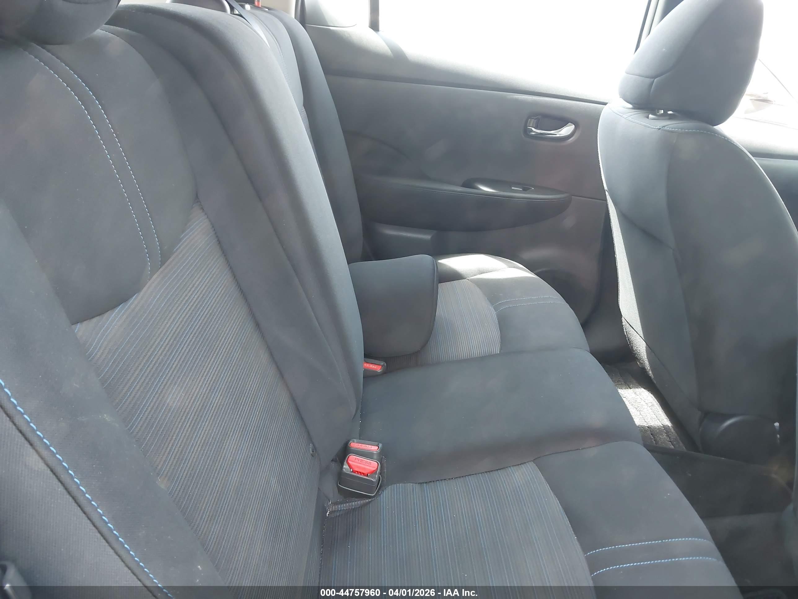 NISSAN LEAF image 8
