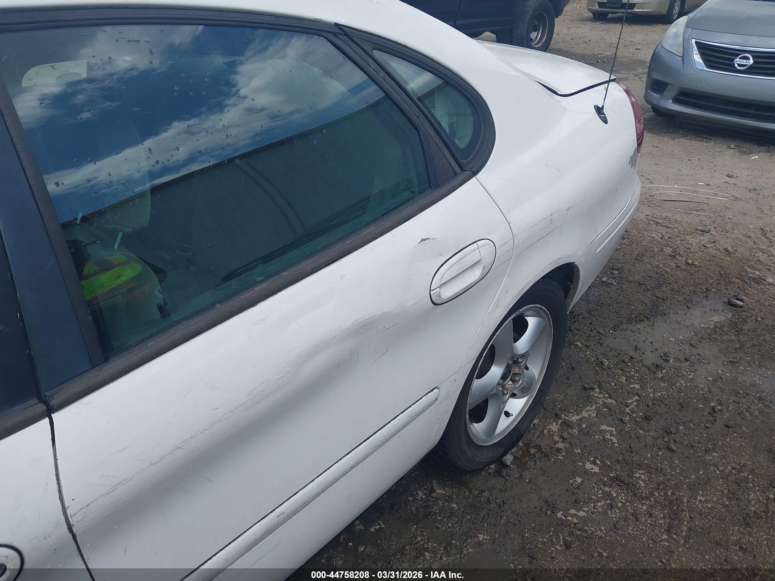 FORD TAURUS image 6