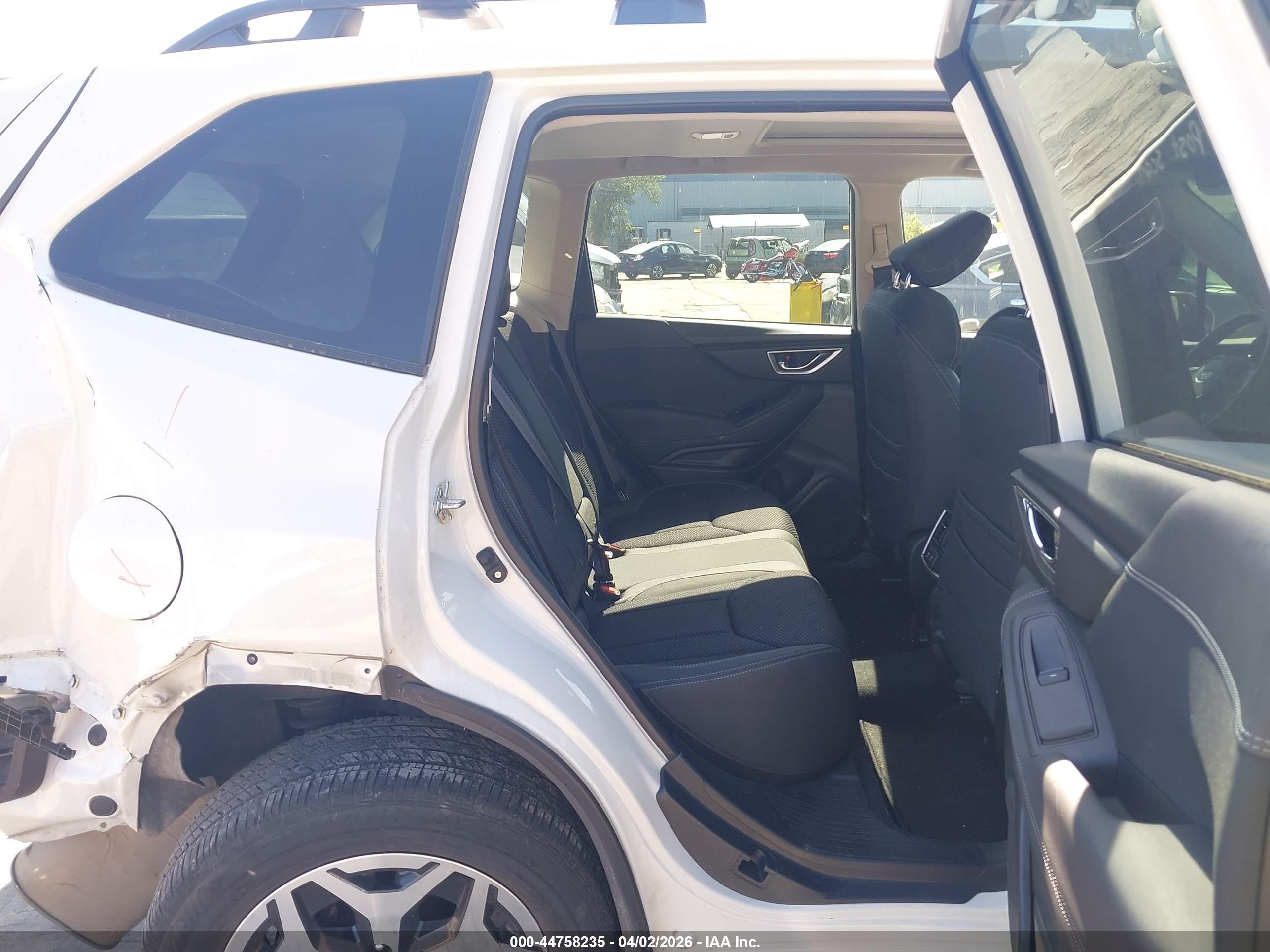 SUBARU FORESTER image 8
