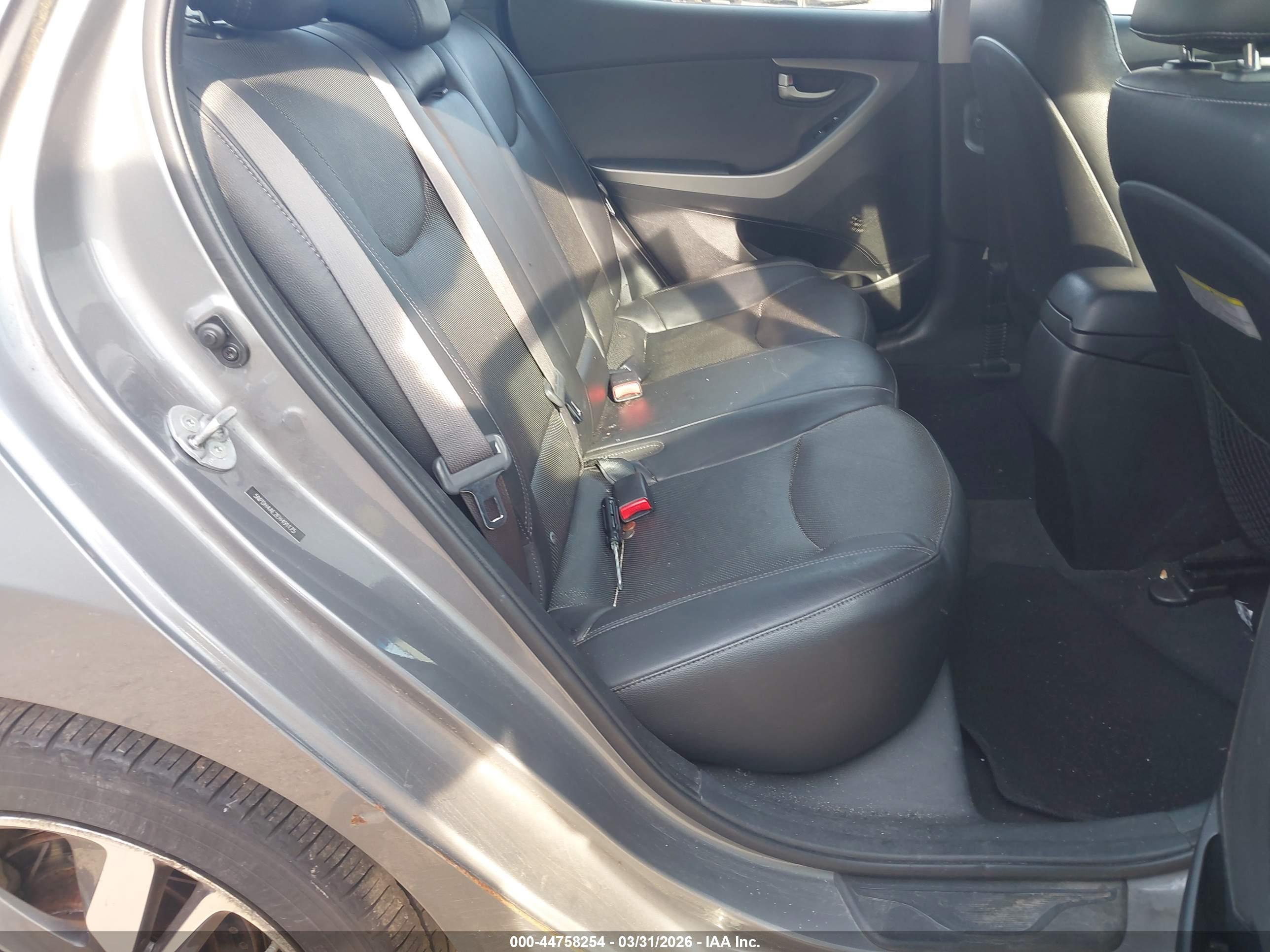 HYUNDAI ELANTRA image 8