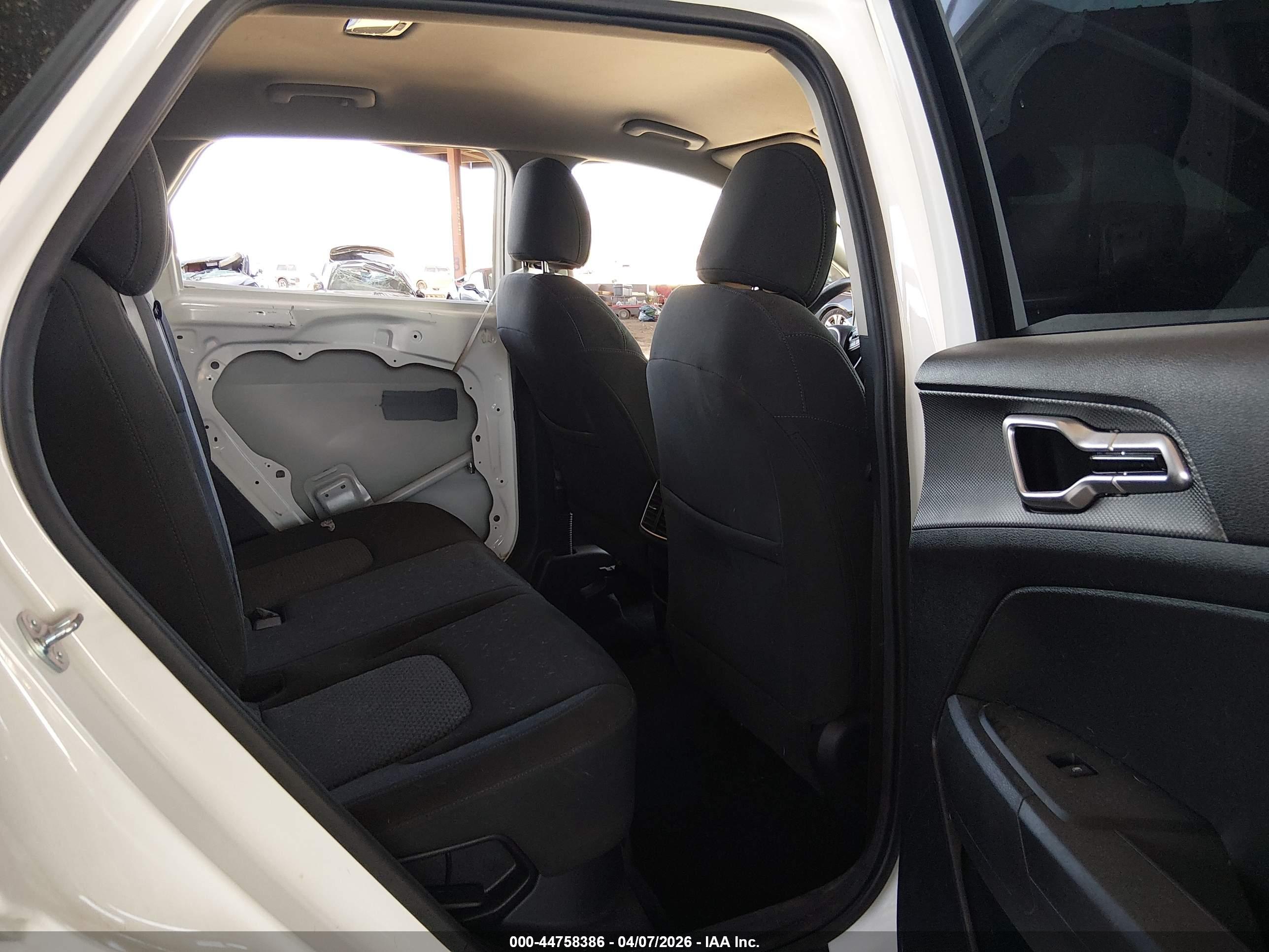 KIA SPORTAGE image 8