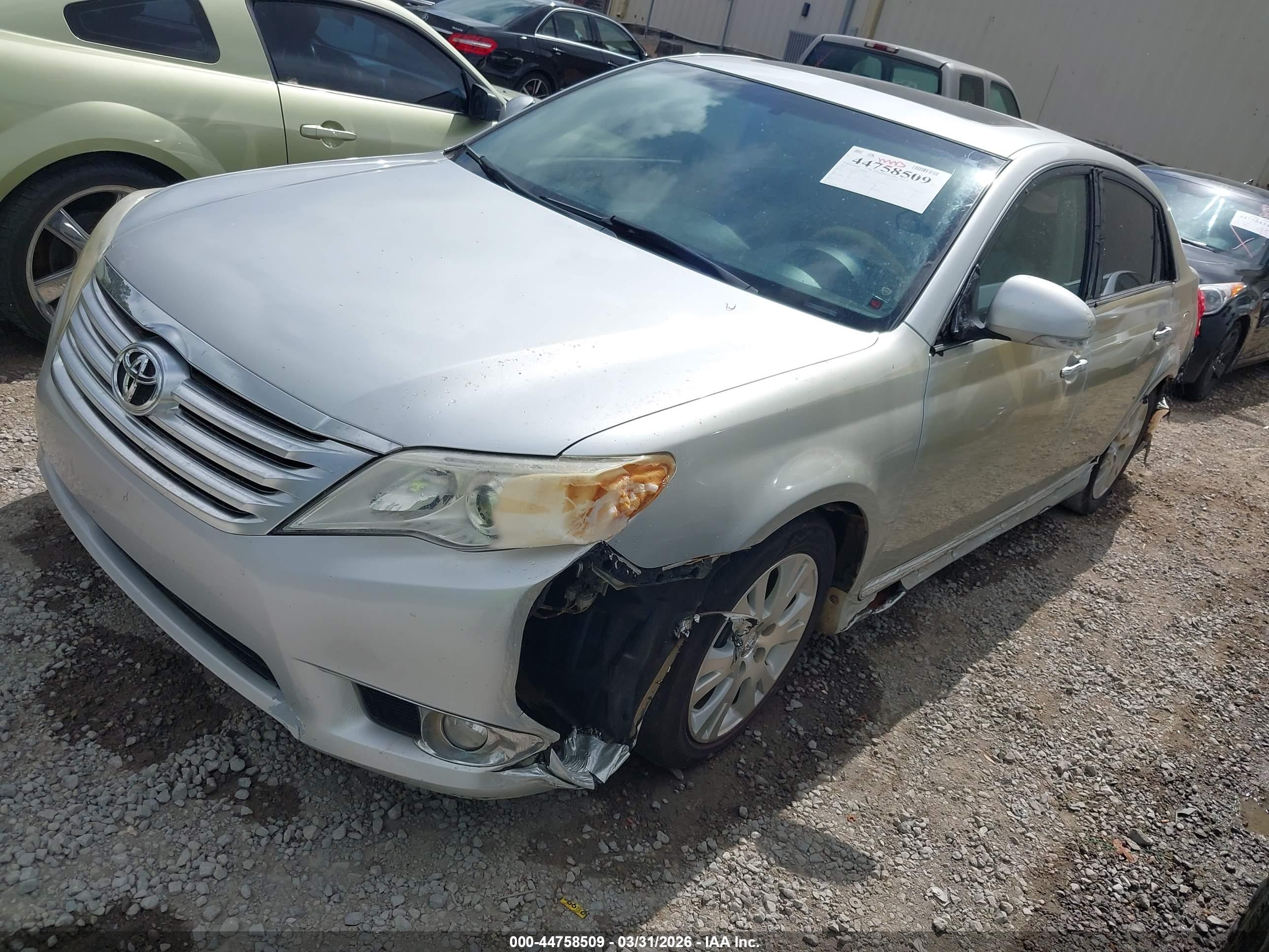 TOYOTA AVALON image 2