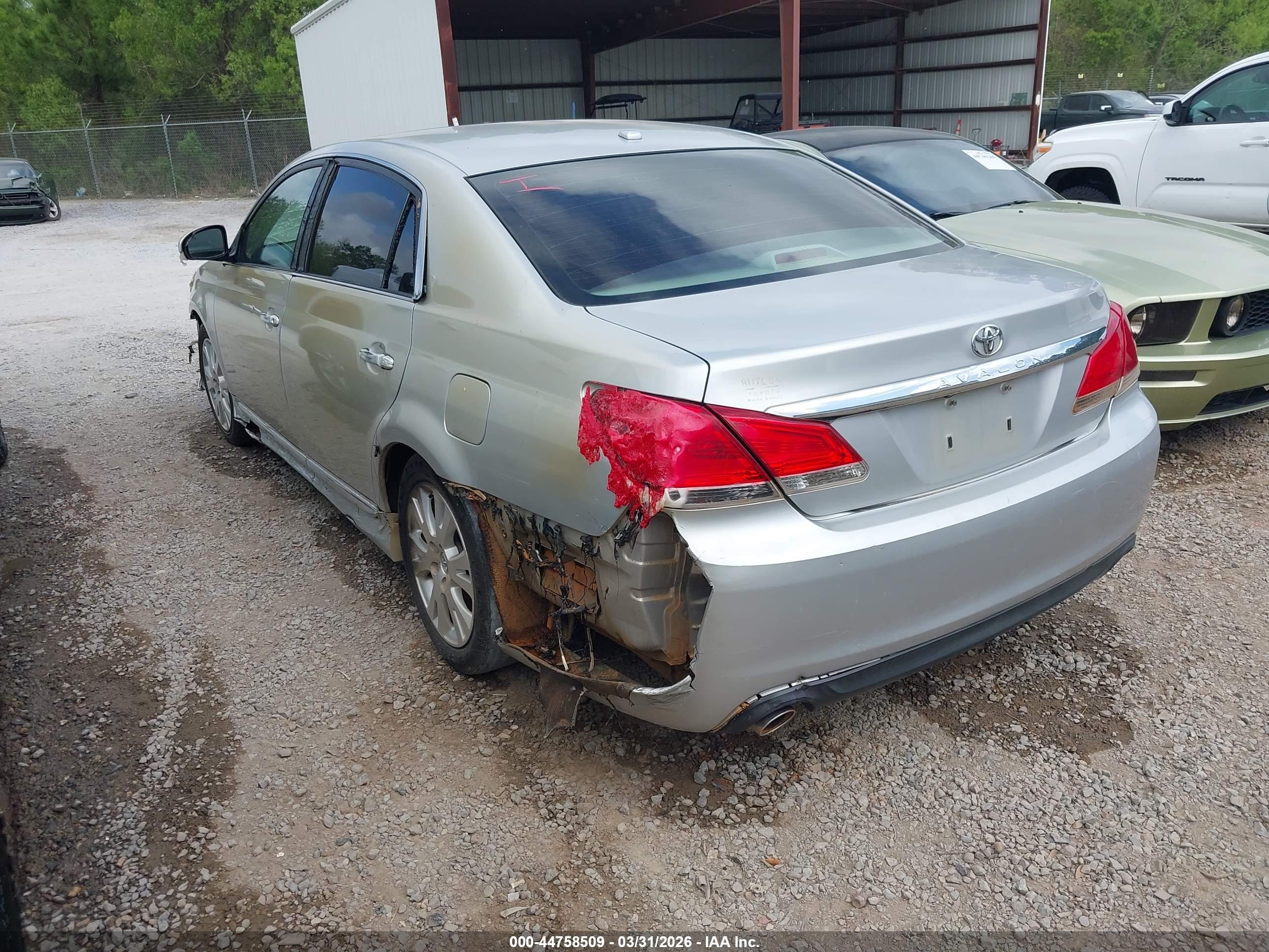 TOYOTA AVALON image 3