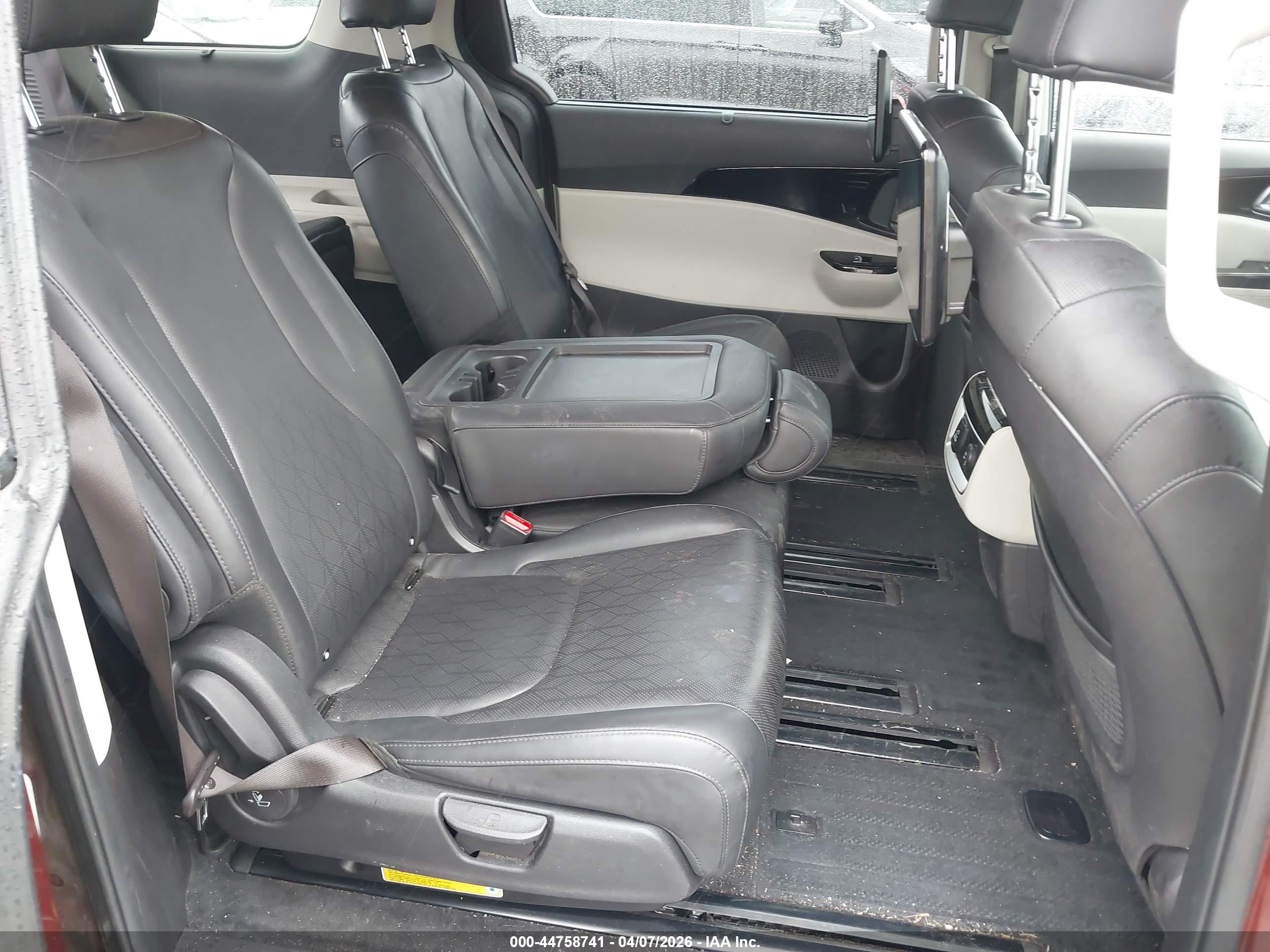 KIA CARNIVAL image 8